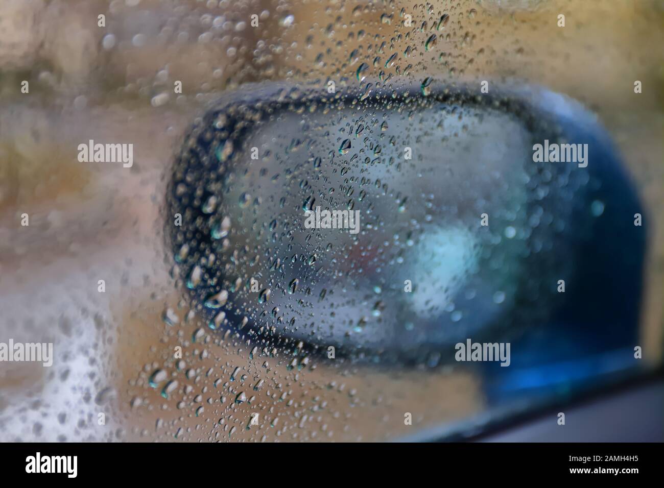 Miroir de voiture derrière un verre humide Banque D'Images