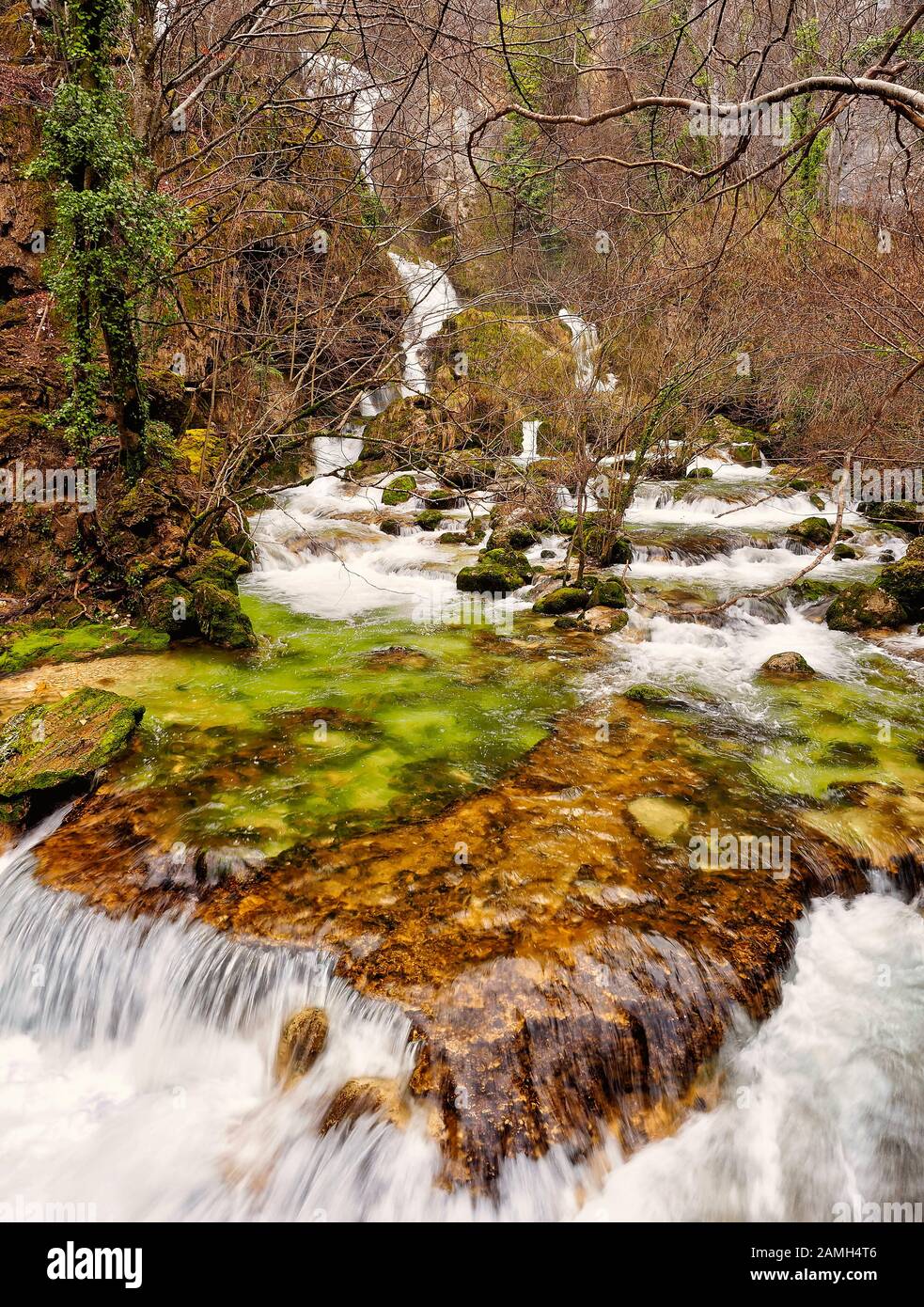 Une rivière rapides à la rivière Urederra Banque D'Images