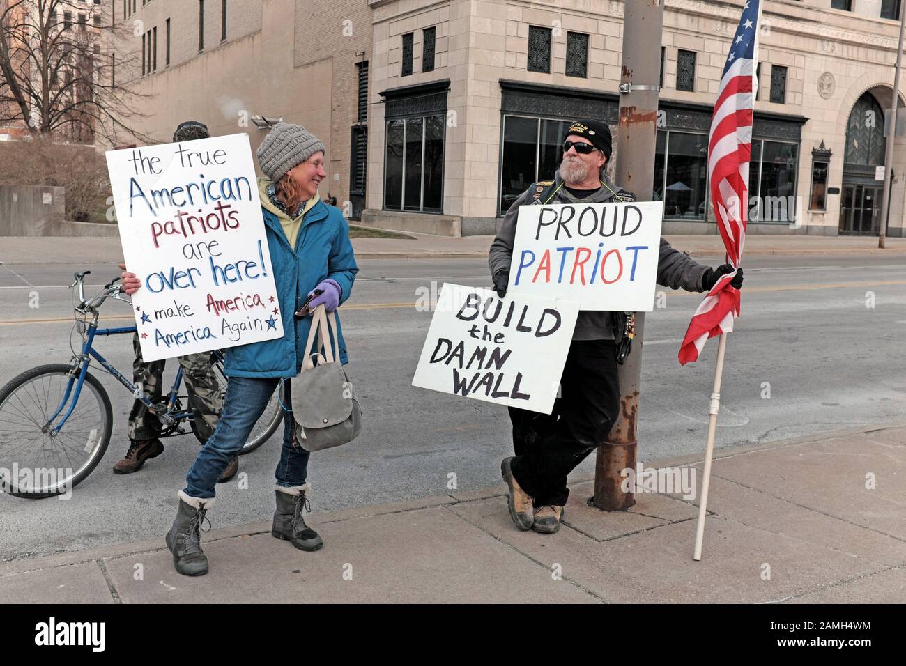 Des deux partis politiques patriotes nous côtés se tiennent côte à côte avec le drapeau américain dans une rue de Toledo (Ohio) 2020 au cours de la campagne de réélection Trump visite. Banque D'Images