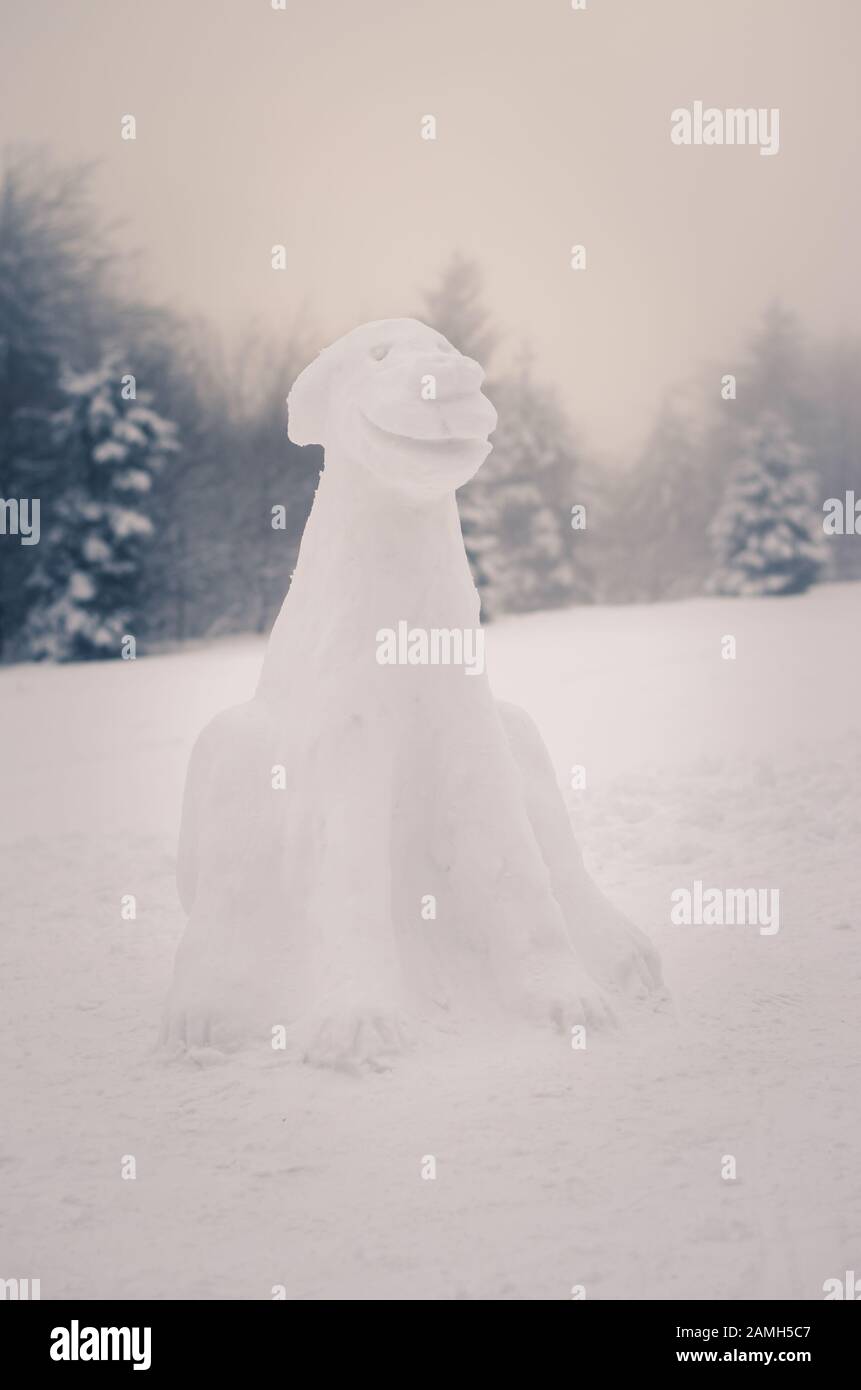 statue de mascotte de chien faite de neige par temps brouillard Banque D'Images