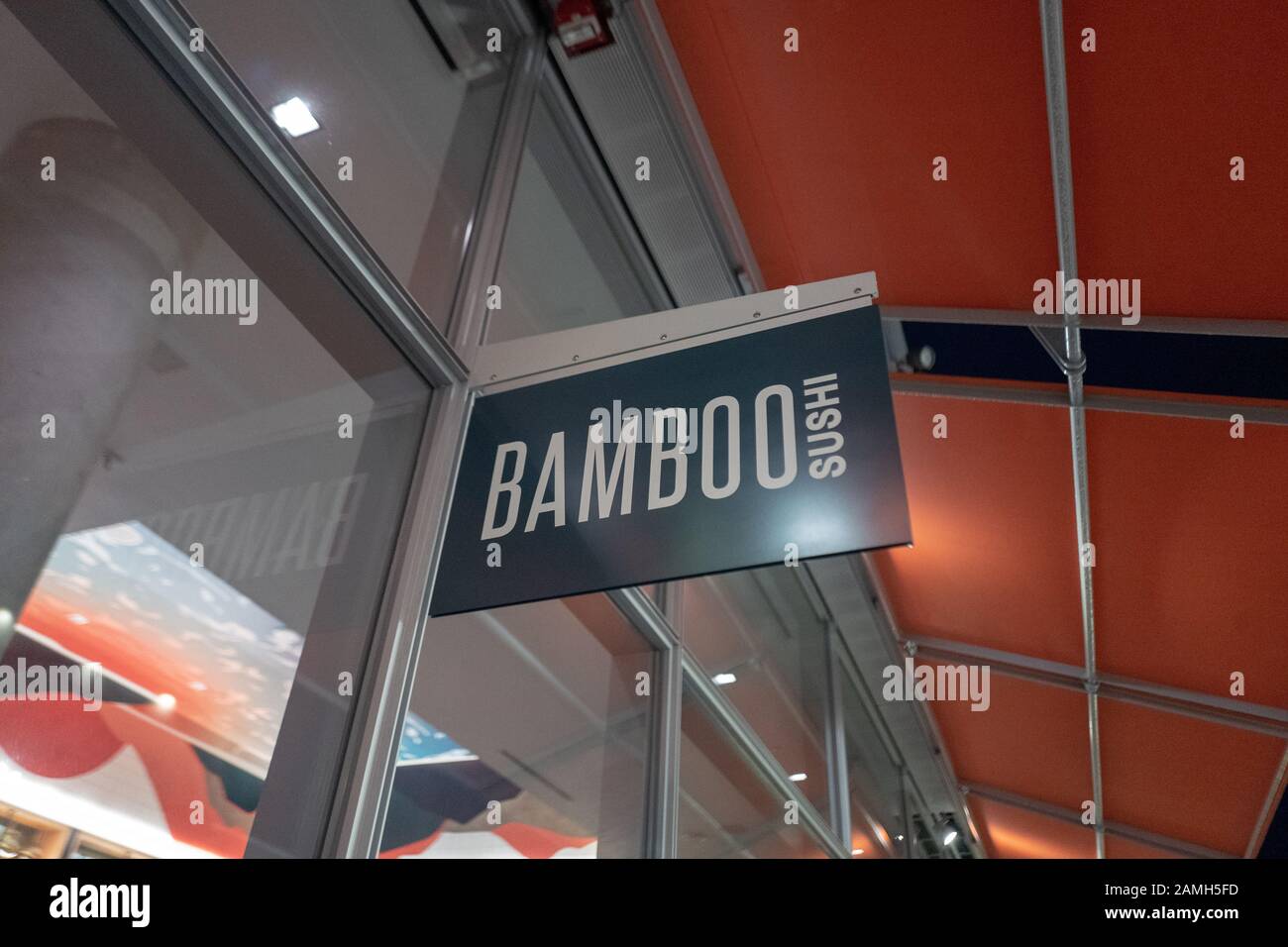 Façade avec panneau lors de l'inauguration à Bamboo Sushi, un restaurant respectueux de l'environnement au centre ville Bishop Ranch, San Ramon, Californie, décembre 2019. Bamboo Sushi a été le premier restaurant à être certifié durable par la Green Restaurant Association, et le premier restaurant à obtenir le statut de B Corp. () Banque D'Images