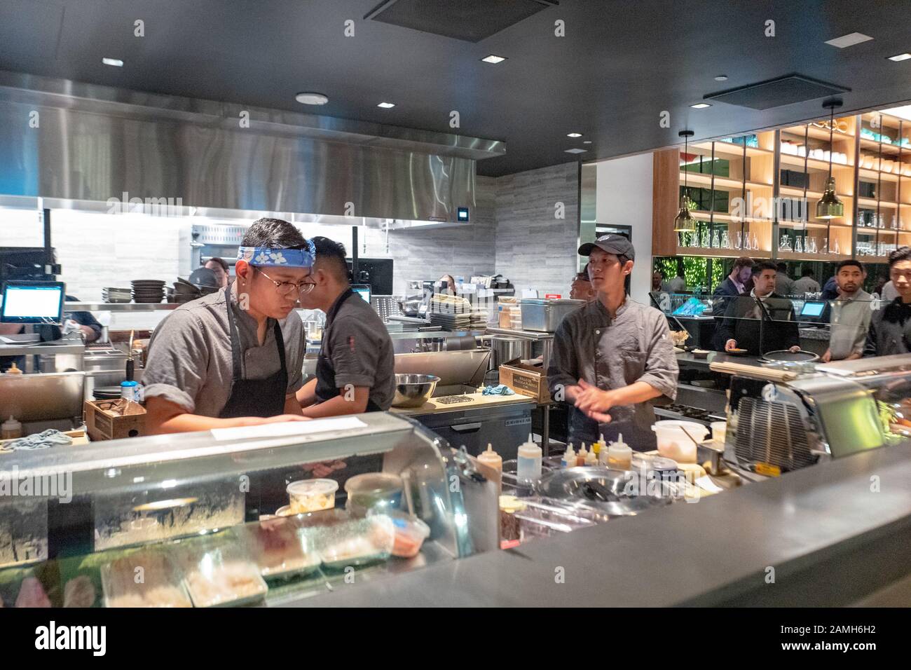 Cuisine et bar à sushi lors d'un grand événement d'ouverture à Bamboo Sushi, un restaurant respectueux de l'environnement au City Center Bishop Ranch, San Ramon, Californie, décembre 2019. Bamboo Sushi a été le premier restaurant à être certifié durable par la Green Restaurant Association, et le premier restaurant à obtenir le statut de B Corp. () Banque D'Images