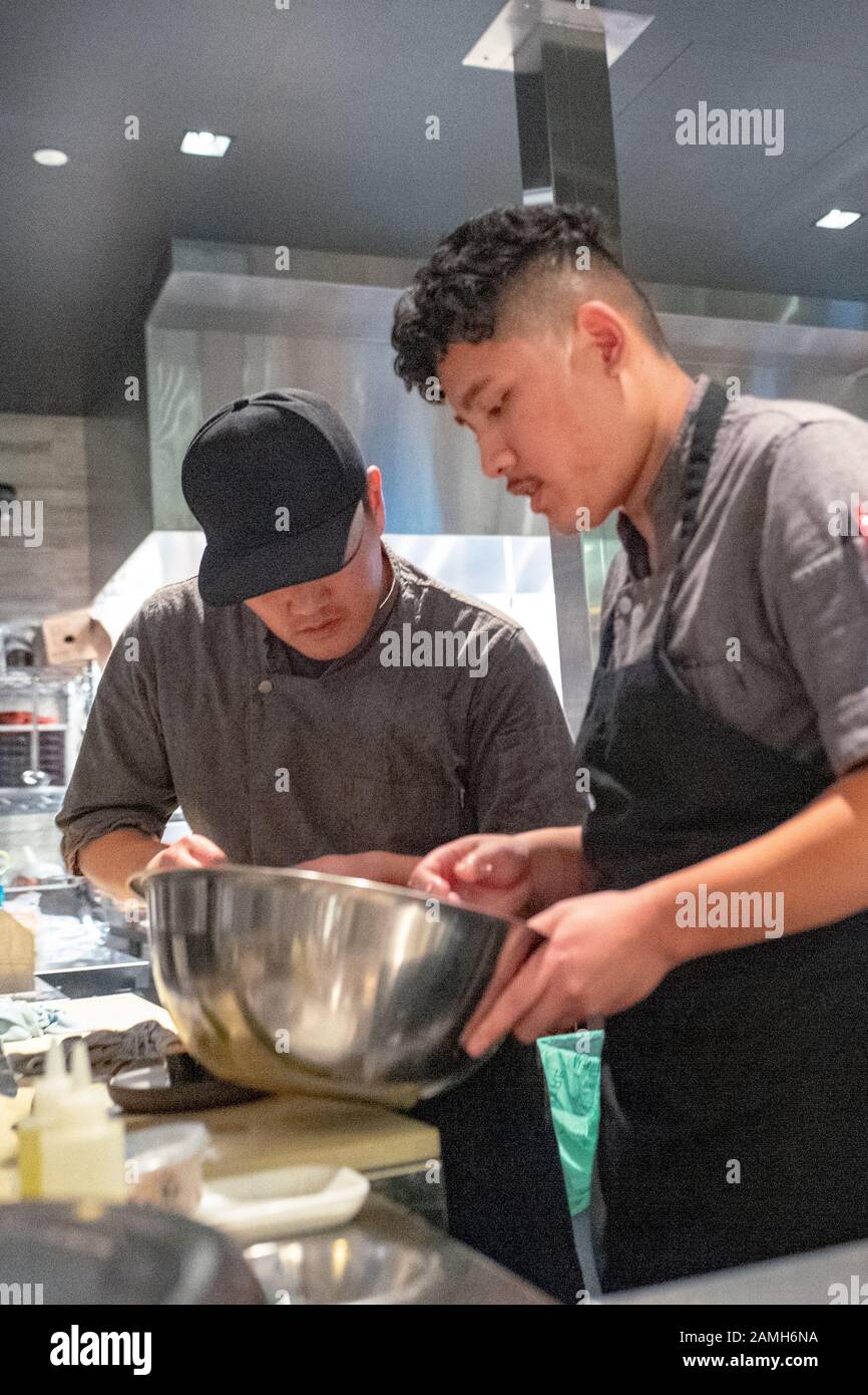 Cuisine et bar à sushi lors d'un grand événement d'ouverture à Bamboo Sushi, un restaurant respectueux de l'environnement au City Center Bishop Ranch, San Ramon, Californie, décembre 2019. Bamboo Sushi a été le premier restaurant à être certifié durable par la Green Restaurant Association, et le premier restaurant à obtenir le statut de B Corp. () Banque D'Images