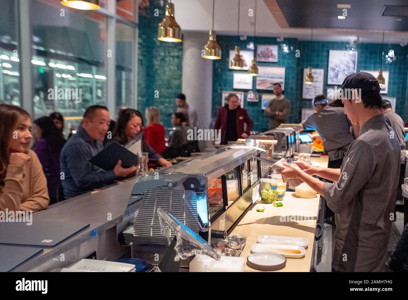 Cuisine et bar à sushi lors d'un grand événement d'ouverture à Bamboo Sushi, un restaurant respectueux de l'environnement au City Center Bishop Ranch, San Ramon, Californie, décembre 2019. Bamboo Sushi a été le premier restaurant à être certifié durable par la Green Restaurant Association, et le premier restaurant à obtenir le statut de B Corp. () Banque D'Images