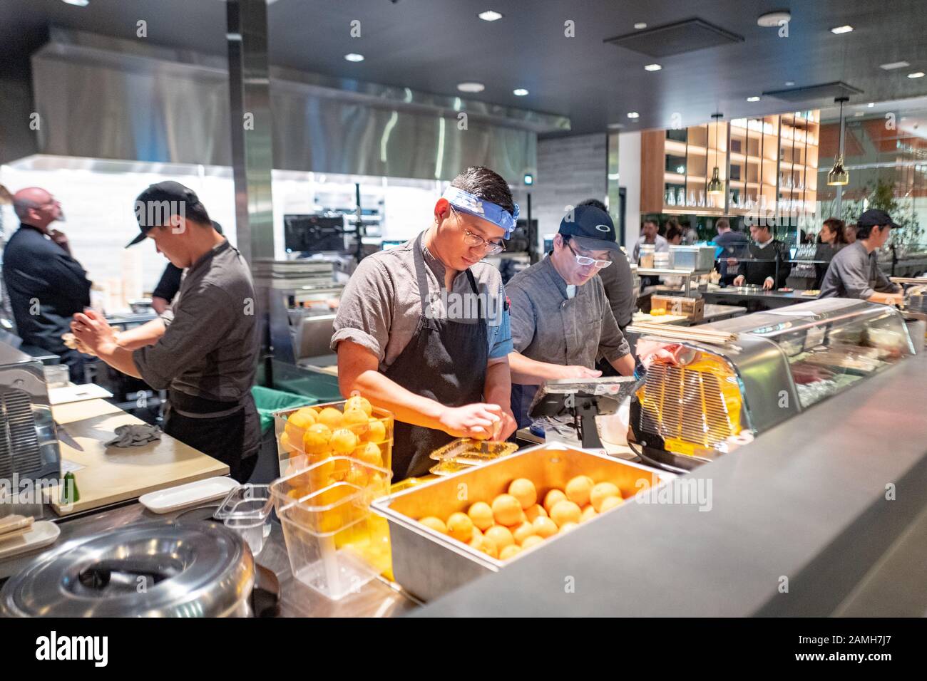 Cuisine et bar à sushi lors d'un grand événement d'ouverture à Bamboo Sushi, un restaurant respectueux de l'environnement au City Center Bishop Ranch, San Ramon, Californie, décembre 2019. Bamboo Sushi a été le premier restaurant à être certifié durable par la Green Restaurant Association, et le premier restaurant à obtenir le statut de B Corp. () Banque D'Images