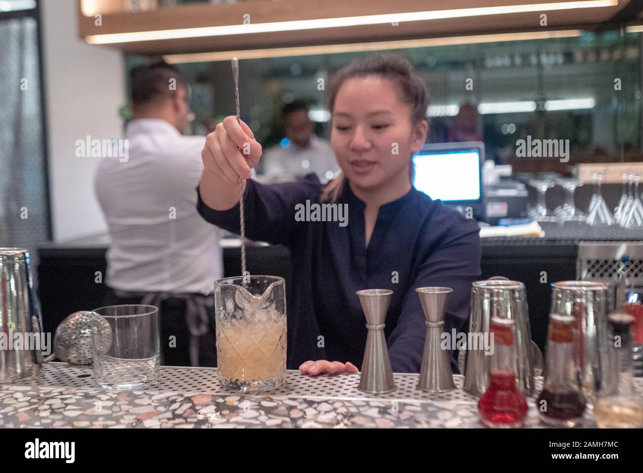 Boisson de mélange barman lors d'un grand événement d'ouverture à Bamboo Sushi, un restaurant respectueux de l'environnement au City Center Bishop Ranch, San Ramon, Californie, décembre 2019. Bamboo Sushi a été le premier restaurant à être certifié durable par la Green Restaurant Association, et le premier restaurant à obtenir le statut de B Corp. () Banque D'Images