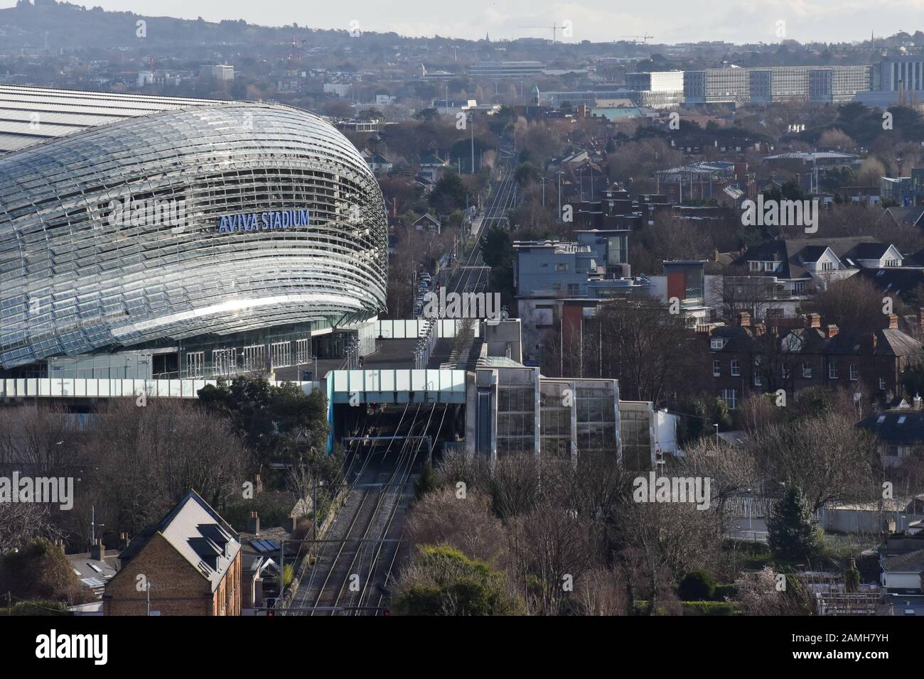 Dublin, Irlande - 13 janvier 2020: Vue imprenable sur le stade South Dublin et Aviva avec la station de dart Lansdowne Road à dublin, irlande. Banque D'Images