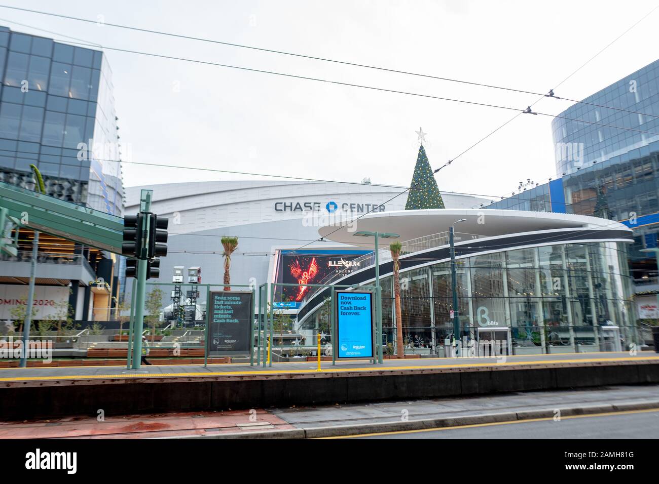 Gare ferroviaire et façade au Chase Center, la nouvelle maison de l'équipe de basket-ball des Golden State Warriors NBA dans le quartier de Mission Bay à San Francisco, Californie, 5 décembre 2019. () Banque D'Images