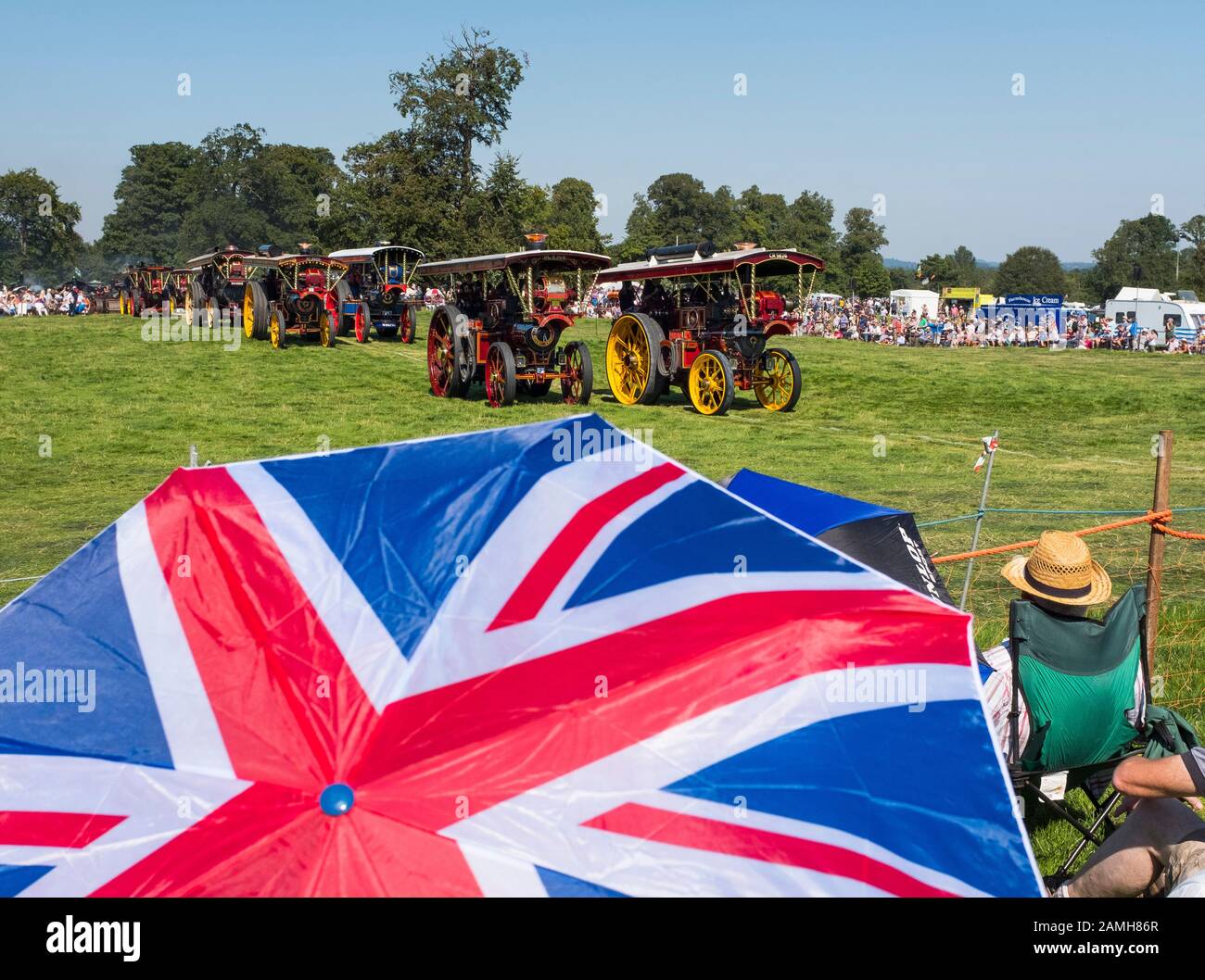 Parapluie drapeau de l'Union avec défilé de moteurs de traction à vapeur à 2019 Shrewsbury Steam Rally, Shropshire, Angleterre, Royaume-Uni Banque D'Images