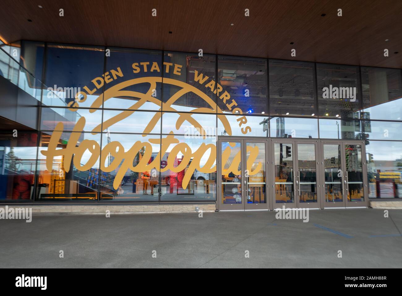 Hooptopia Store au Chase Center, la nouvelle maison de l'équipe de basket-ball des Golden State Warriors NBA dans le quartier de Mission Bay à San Francisco, Californie, 5 décembre 2019. () Banque D'Images