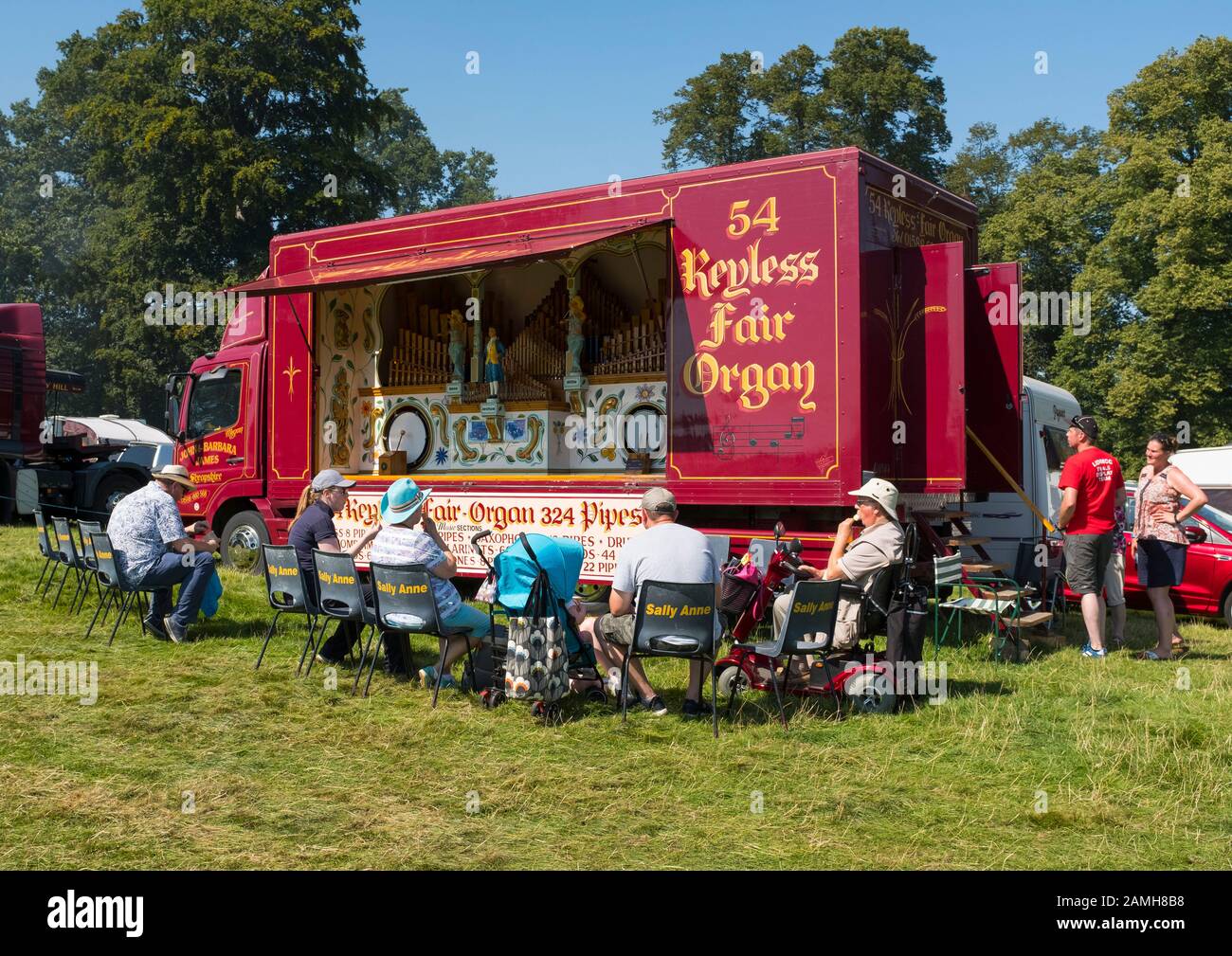 Les gens qui écoutent un orgue de foire au Shrewsbury Steam Rally, Shropshire, Angleterre, Royaume-Uni Banque D'Images
