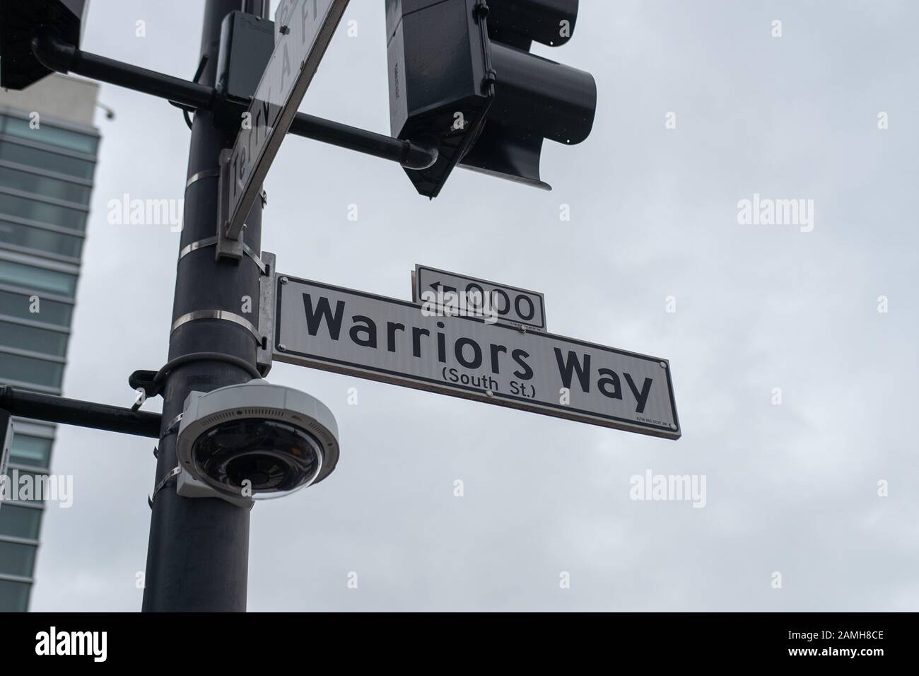 Panneau de signalisation pour Warriors Way au Chase Center, la nouvelle maison de l'équipe de basket-ball de Golden State Warriors NBA dans le quartier de Mission Bay à San Francisco, Californie, 5 décembre 2019. () Banque D'Images