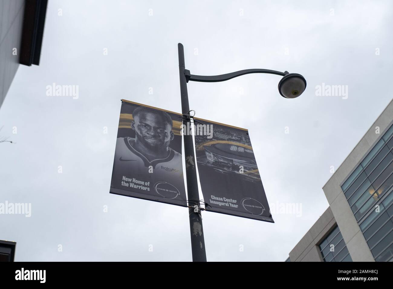 Bannière au Chase Center, la nouvelle maison de l'équipe de basket-ball de Golden State Warriors NBA dans le quartier de Mission Bay à San Francisco, Californie, 5 décembre 2019. () Banque D'Images