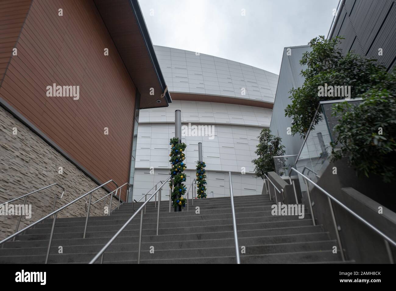 Vue latérale de l'escalier au Chase Center, la nouvelle maison de l'équipe de basket-ball des Golden State Warriors NBA dans le quartier de Mission Bay à San Francisco, Californie, 5 décembre 2019. () Banque D'Images