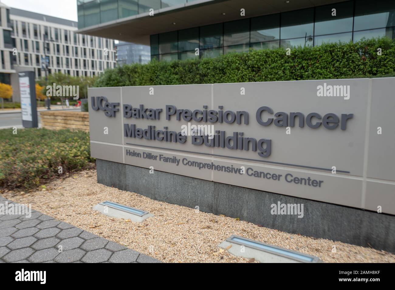 Signe à l'entrée du Bakar Precision Cancer Medicine Building à l'hôpital de l'Université de Californie à San Francisco (UCSF) à Mission Bay, San Francisco, Californie, 5 décembre 2019. () Banque D'Images