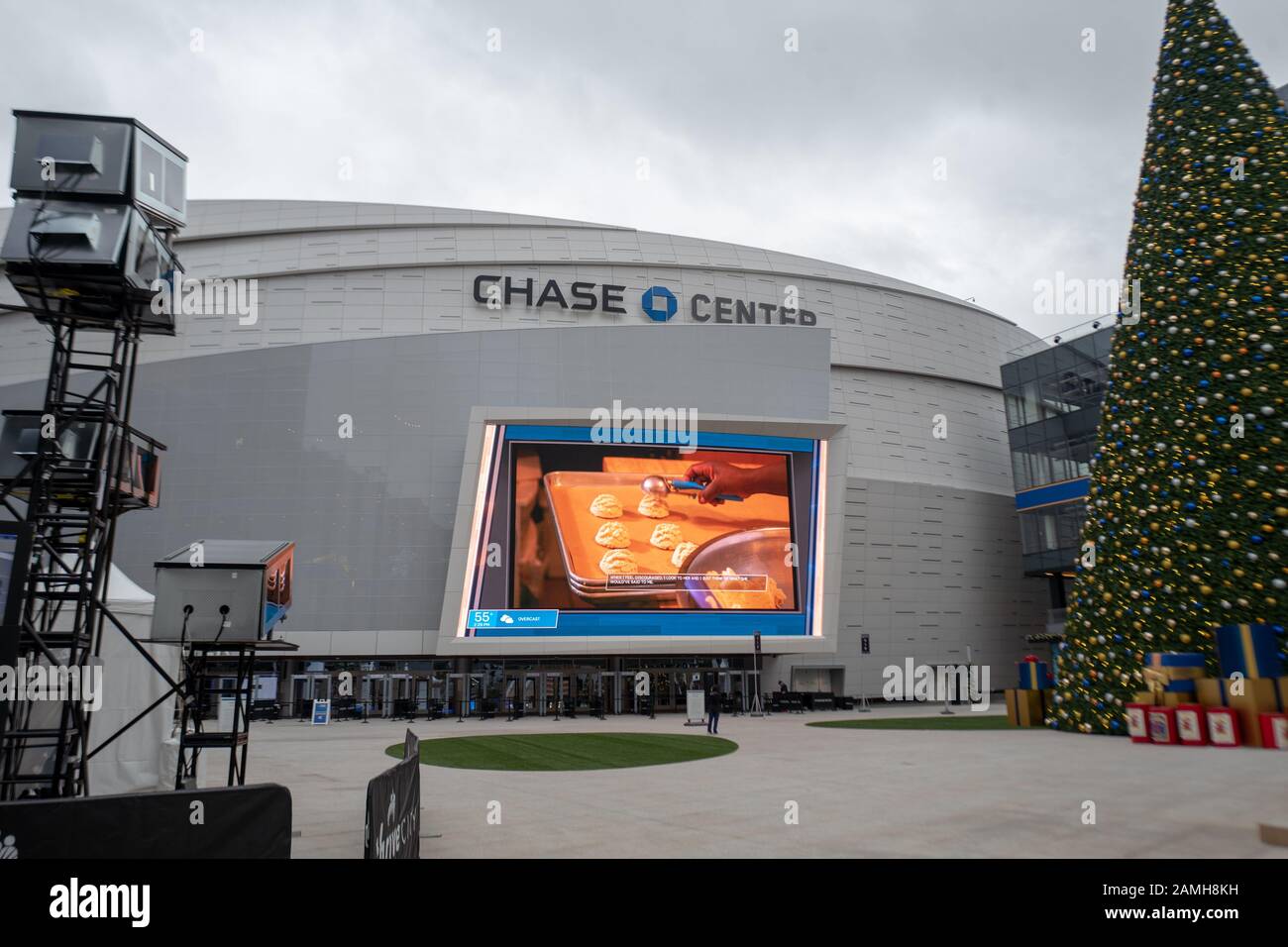 Façade principale avec arbre de Noël et jumbotron au Chase Center, la nouvelle maison de l'équipe de basket-ball des Golden State Warriors NBA dans le quartier de Mission Bay à San Francisco, Californie, 5 décembre 2019. () Banque D'Images