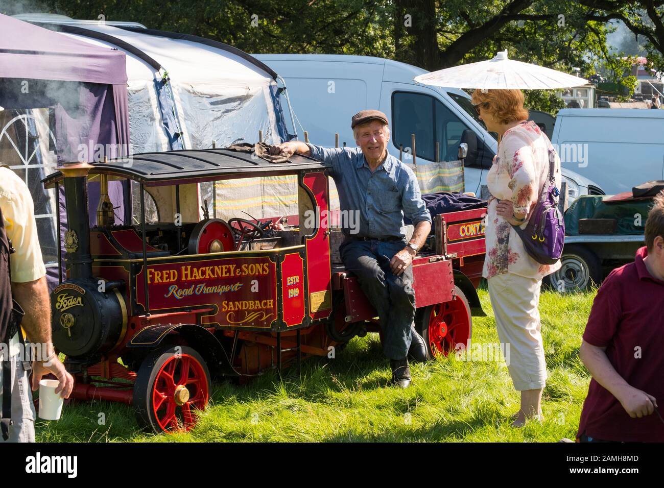 L'homme avec l'échelle miniature de chats wagon à une femme à 2019 Rallye, vapeur de Shrewsbury Shropshire, England, UK Banque D'Images