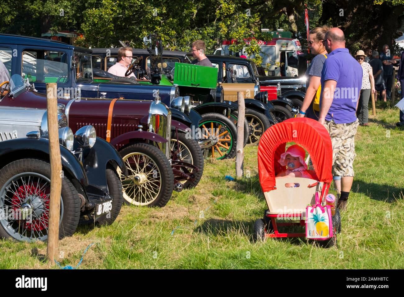 Enfant dans un chariot couvert poussette avec boissons à Shrewsbury 2019 Rallye à vapeur, Shropshire, England, UK Banque D'Images