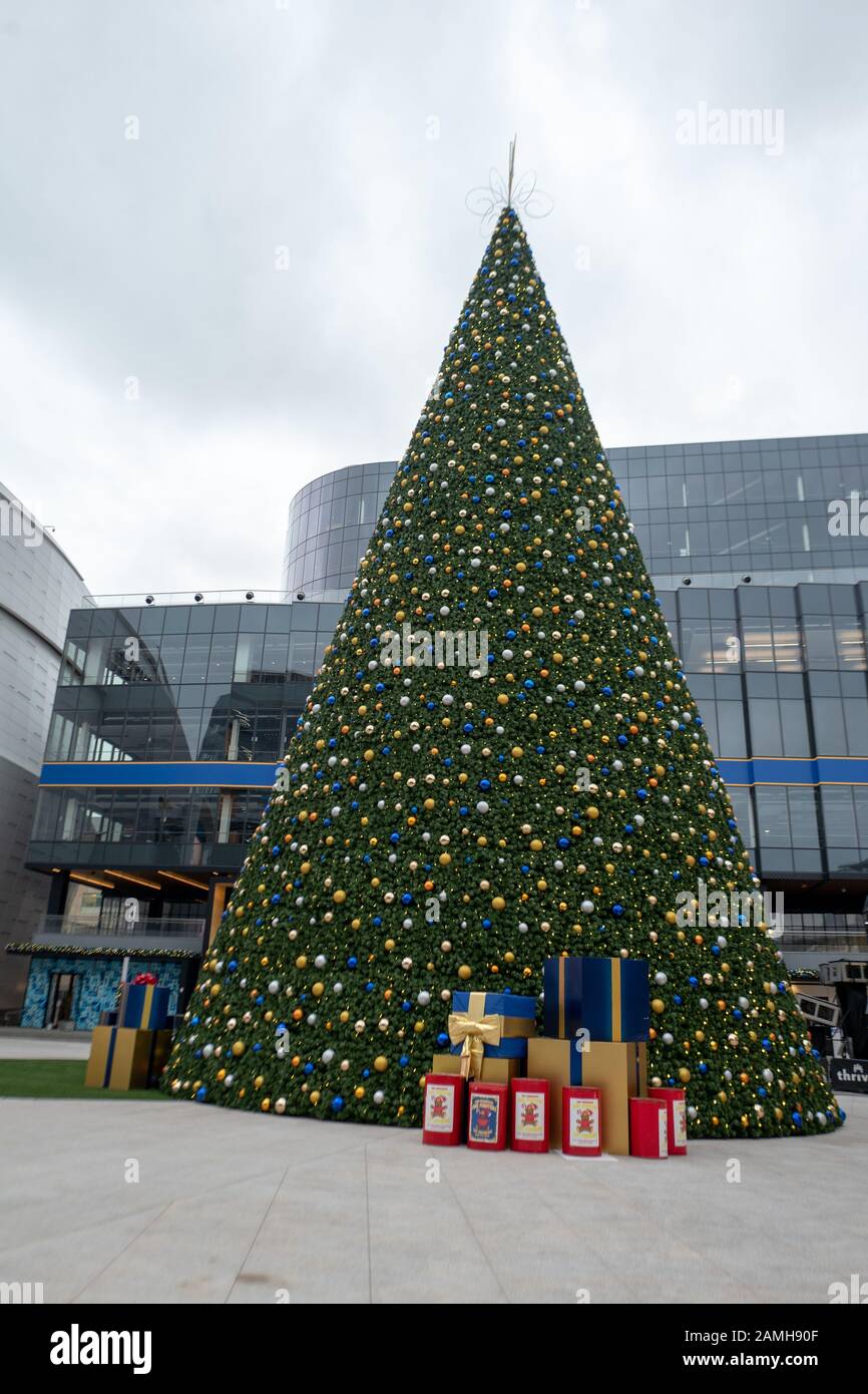 Grand arbre de Noël au Chase Center, la nouvelle maison de l'équipe de basket-ball Golden State Warriors dans le quartier de Mission Bay à San Francisco, Californie, 5 décembre 2019. () Banque D'Images