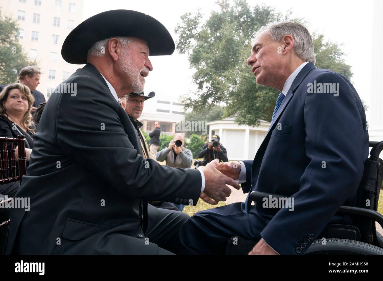 Jack Wilson, le héros de tournage de l'église de White Settlement Texas (l), accueille Gov. Greg Abbott comme il accepte la Médaille Du Courage du gouverneur à l'Hôtel du gouverneur du Texas. Wilson, un membre bénévole de l'équipe de sécurité de l'Église de l'autoroute de l'Ouest du Christ, a tué et tué un homme qui a ouvert le feu avec un fusil pendant le service à l'église près de fort Worth Texas le mois dernier. Banque D'Images