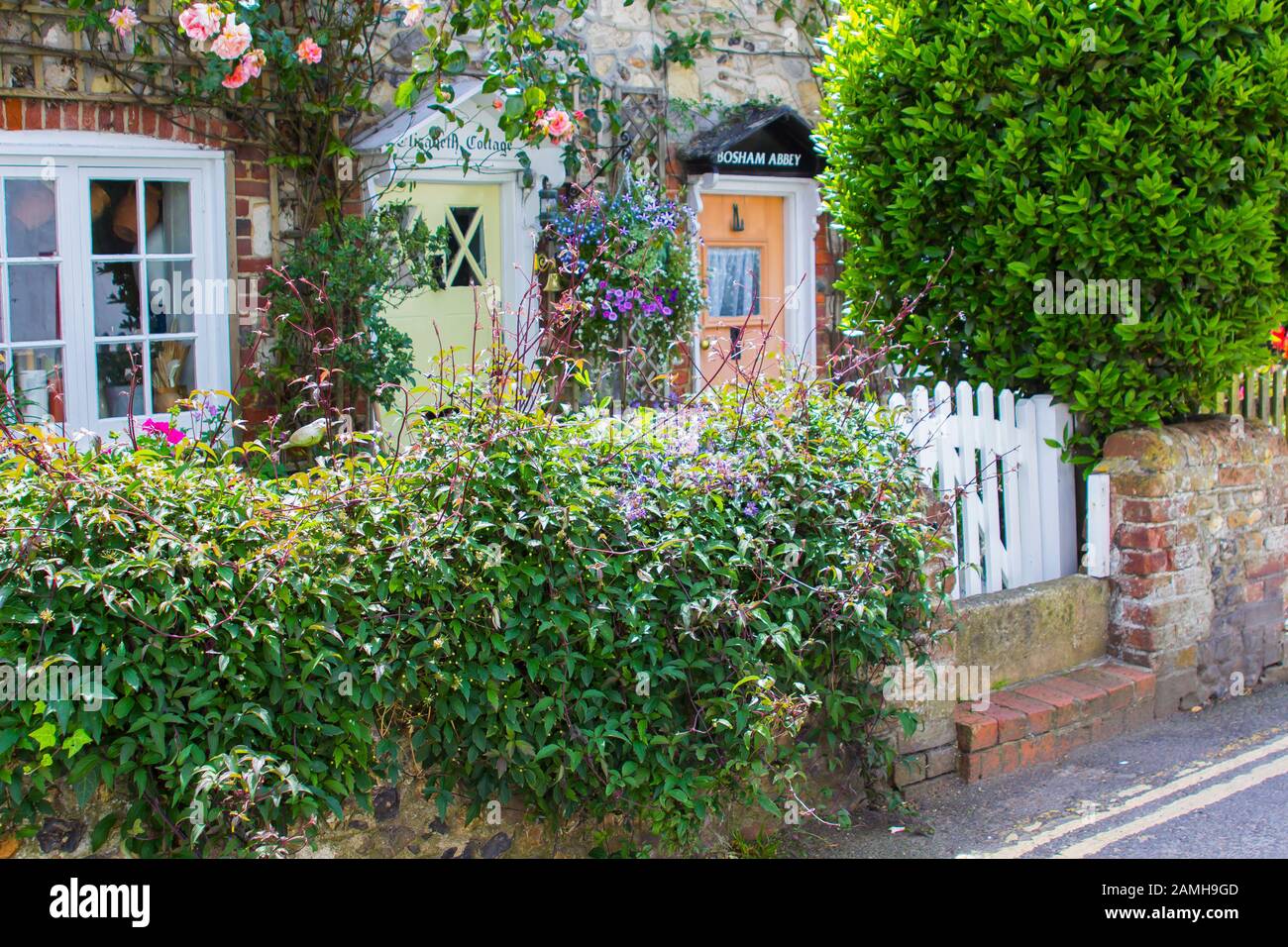 7 juin 2017 des mesures de prévention des inondations sont en place dans le village côtier de Bosham, sur la côte sud de l'Angleterre, qui est en danger constant d'inondation W Banque D'Images