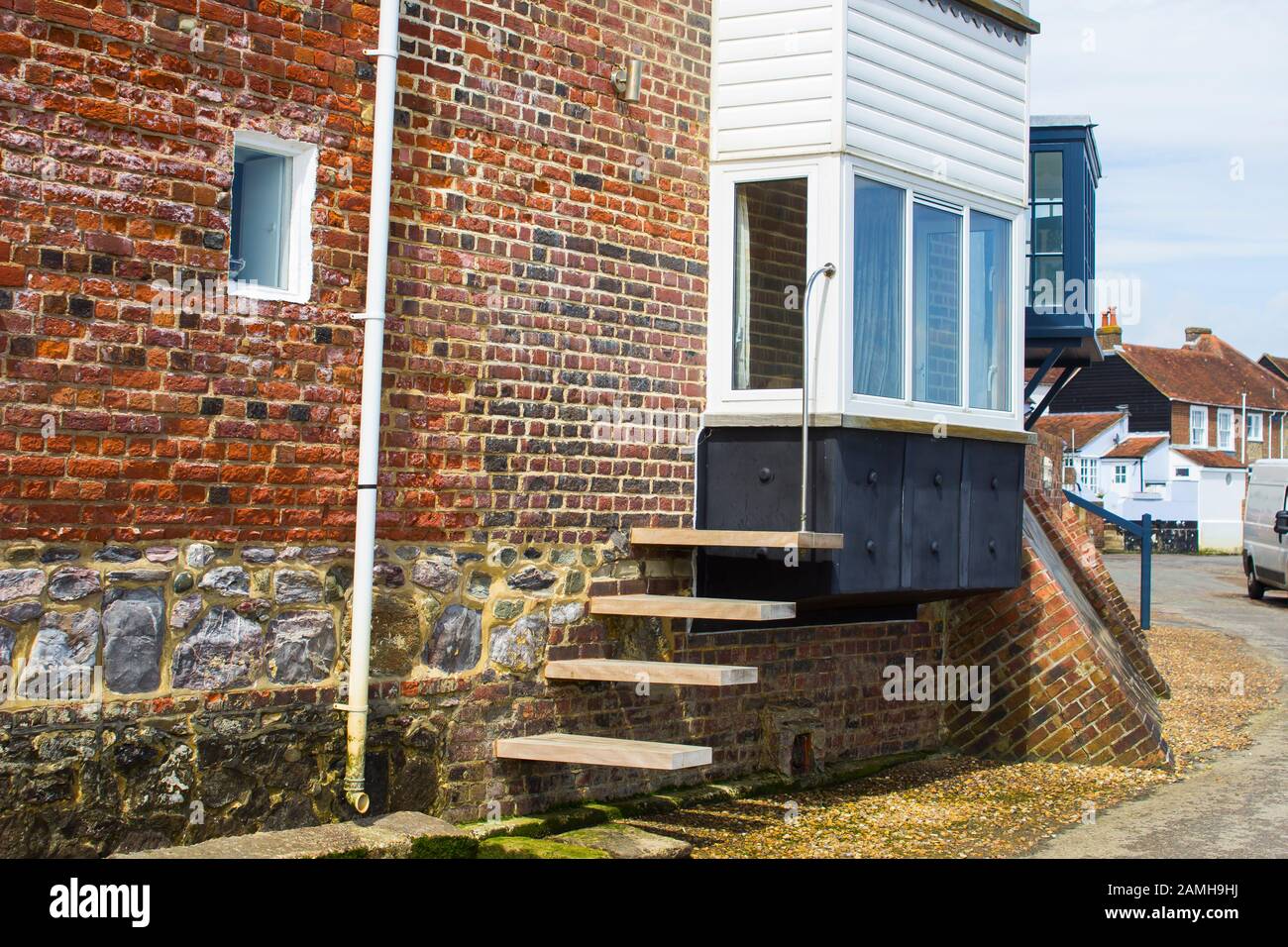 En place des mesures de prévention des inondations dans le village côtier de Bosham sur la côte sud de l'Angleterre qui est en danger permanent d'inondation avec chaque hi Banque D'Images