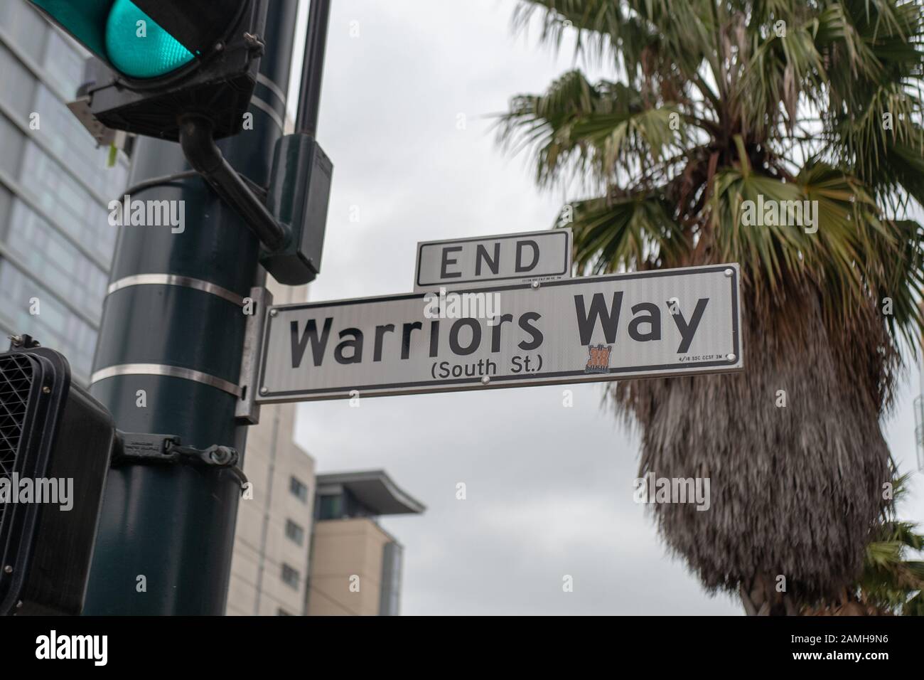 Panneau de route Warriors Way au Chase Center, la nouvelle maison de l'équipe de basket-ball Golden State Warriors dans le quartier de Mission Bay à San Francisco, Californie, 5 décembre 2019. () Banque D'Images