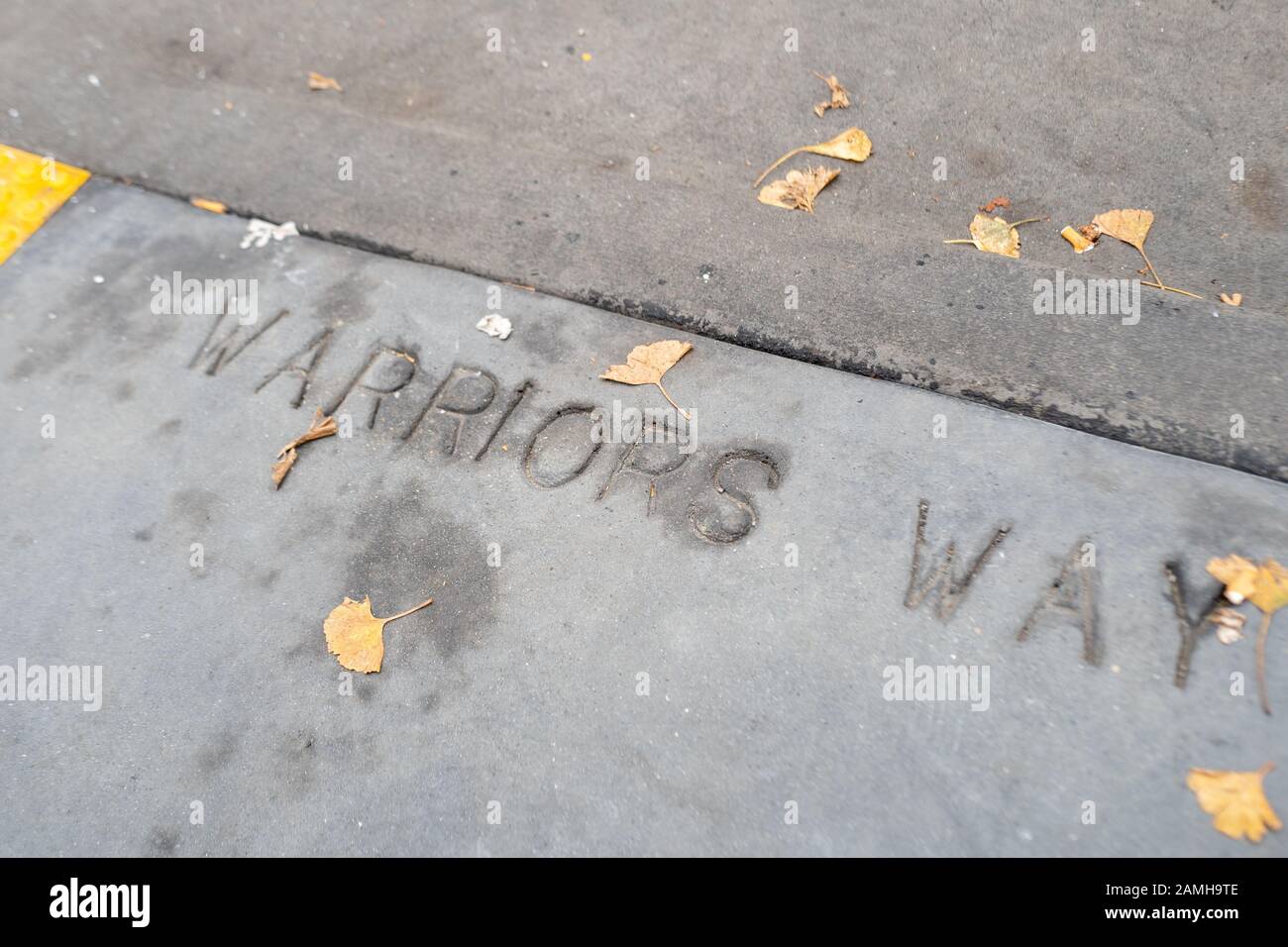 Gros plan sur le chemin des guerriers de lecture en béton au Chase Center, la nouvelle maison de l'équipe de basket-ball des Golden State Warriors dans le quartier de Mission Bay à San Francisco, Californie, le 5 décembre 2019. () Banque D'Images