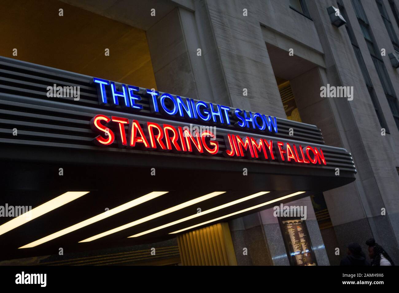 Signez pour NBC Studios, Le spectacle De Ce Soir avec Jimmy Fallon à l'entrée de NBC Studios, Sixième Avenue, New York City, NY, États-Unis Banque D'Images