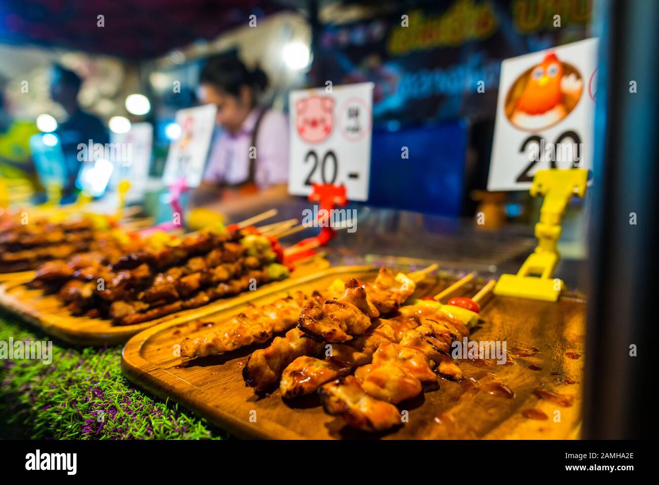 Bangkok/Thaïlande-05 décembre 2019: Scènes du marché de la nourriture de nuit Talat Rot Fai, avec brochettes de viande de porc et de poulet de viande rôtie et étiquettes de prix dans Banque D'Images
