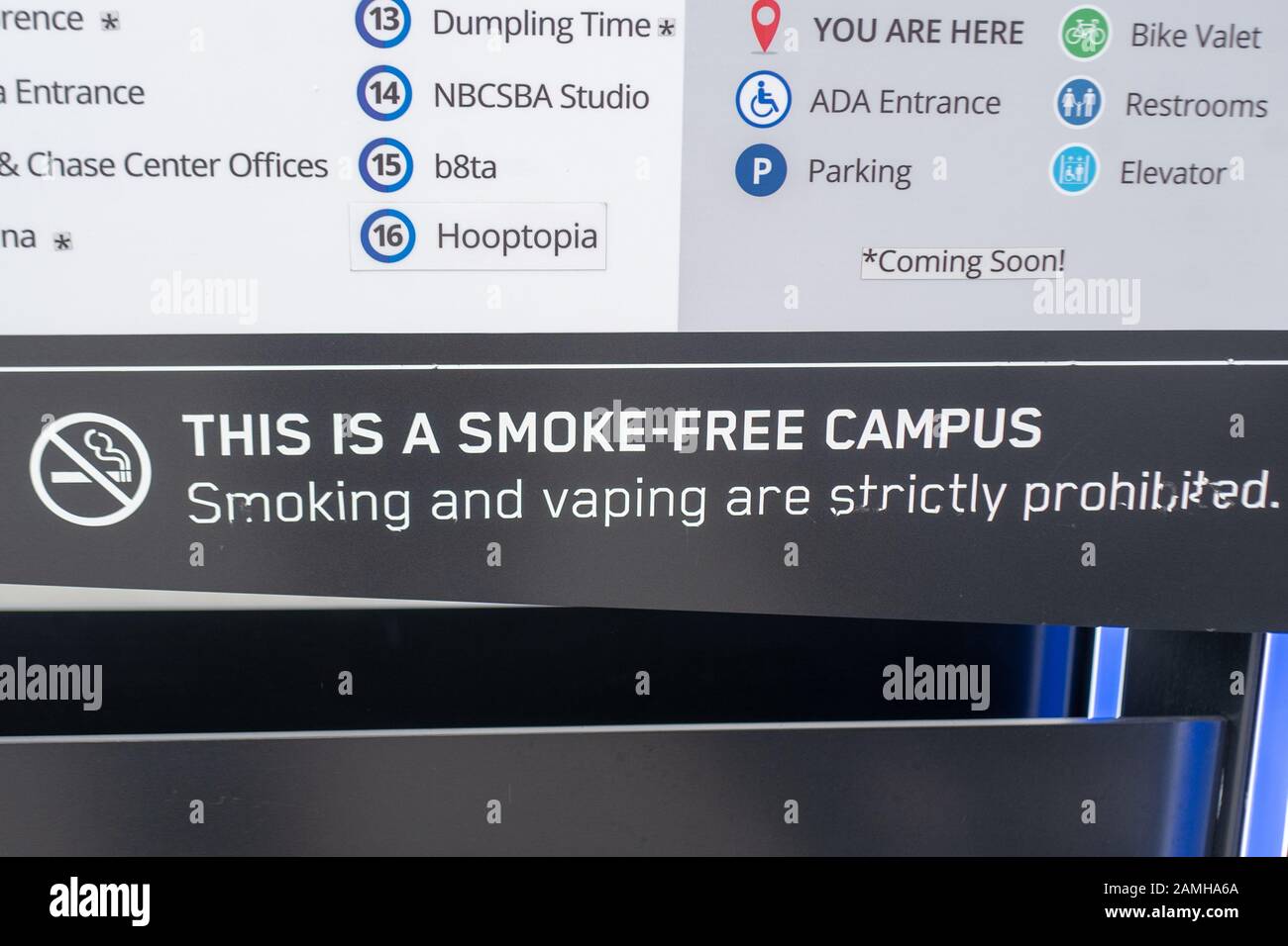 Panneau indiquant un campus gratuit fumeur et vaporisant au Chase Center, la nouvelle maison de l'équipe de basket-ball Golden State Warriors dans le quartier de Mission Bay à San Francisco, Californie, 5 décembre 2019. () Banque D'Images