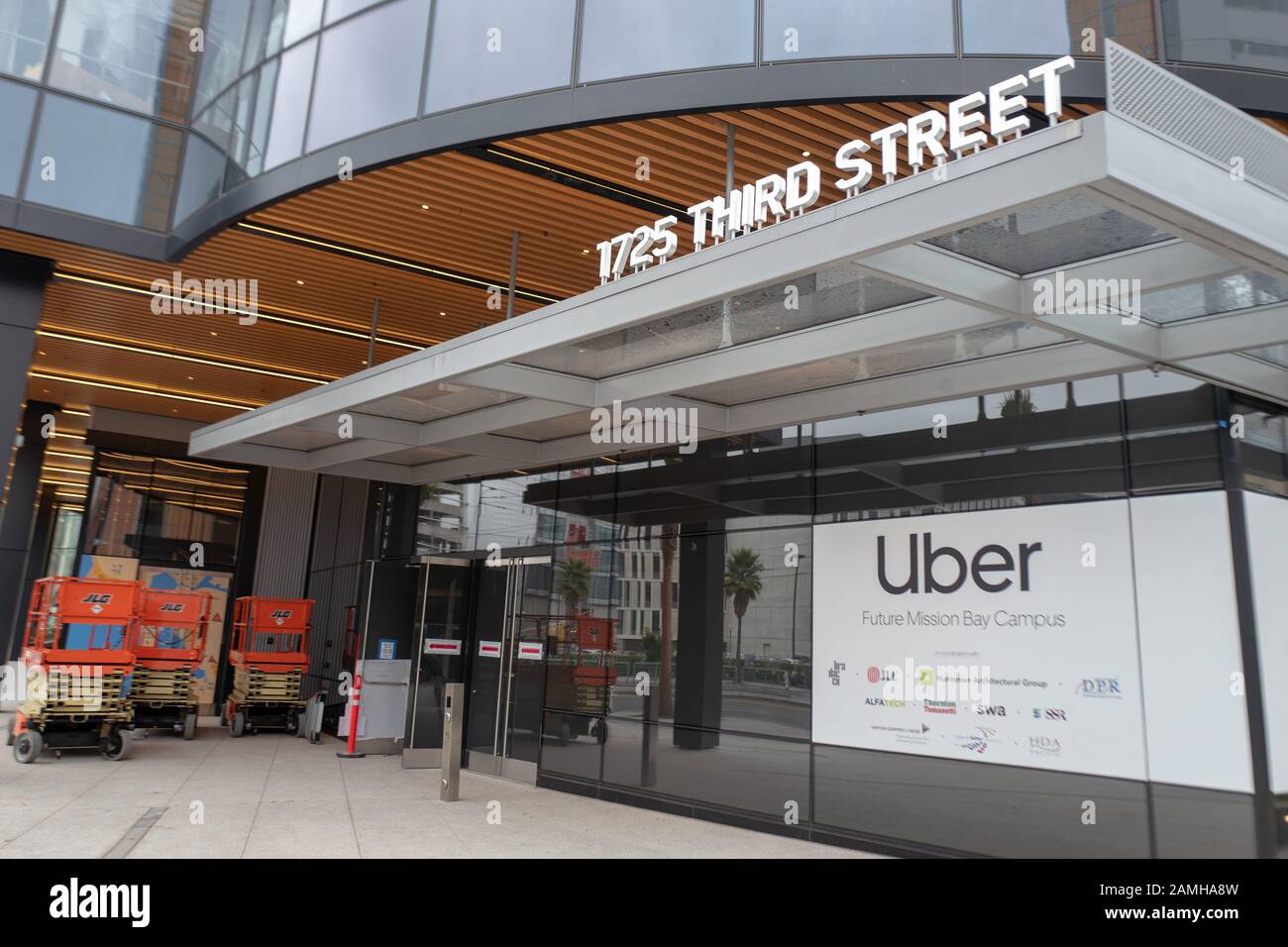 Façade avec signe et logo au nouveau siège de la compagnie de ridesharing Uber dans le quartier de Mission Bay à San Francisco, Californie, 5 décembre 2019. () Banque D'Images