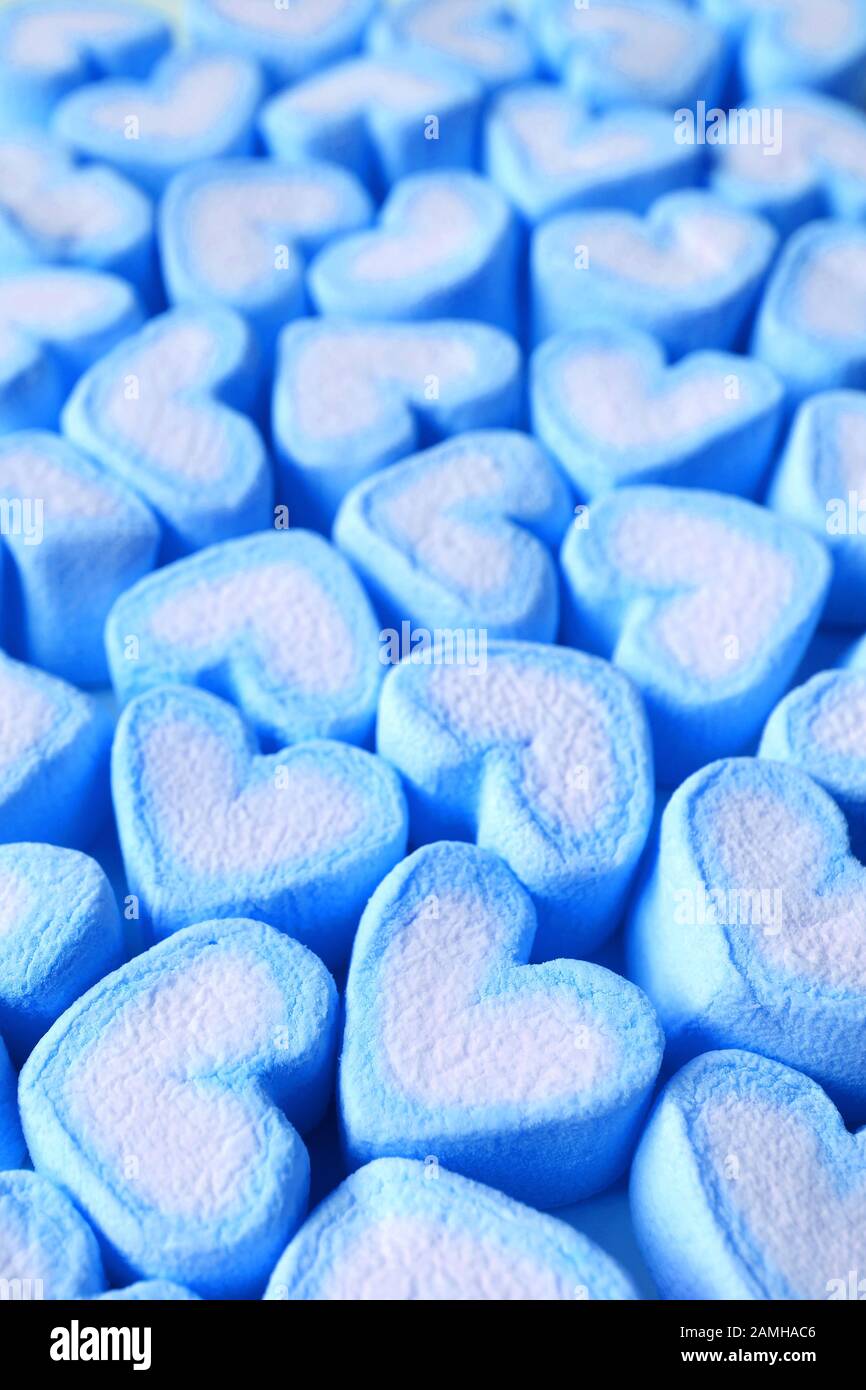 Gros Tas De Bonbons Marshmallow En Forme De Coeur Bleu Et Blanc De Glace  Pastel Pour L'Arrière-Plan Ou La Bannière Photo Stock - Alamy