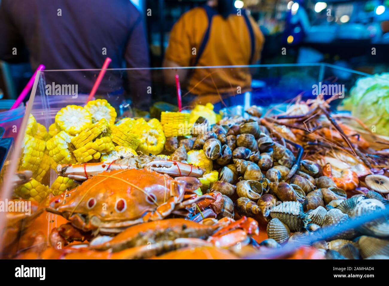Bangkok/Thaïlande-05 décembre 2019: Scènes de Talat Rot Fai marché de la nourriture de nuit, avec divers articles de fruits de mer sur la glace prête à la vente. Banque D'Images