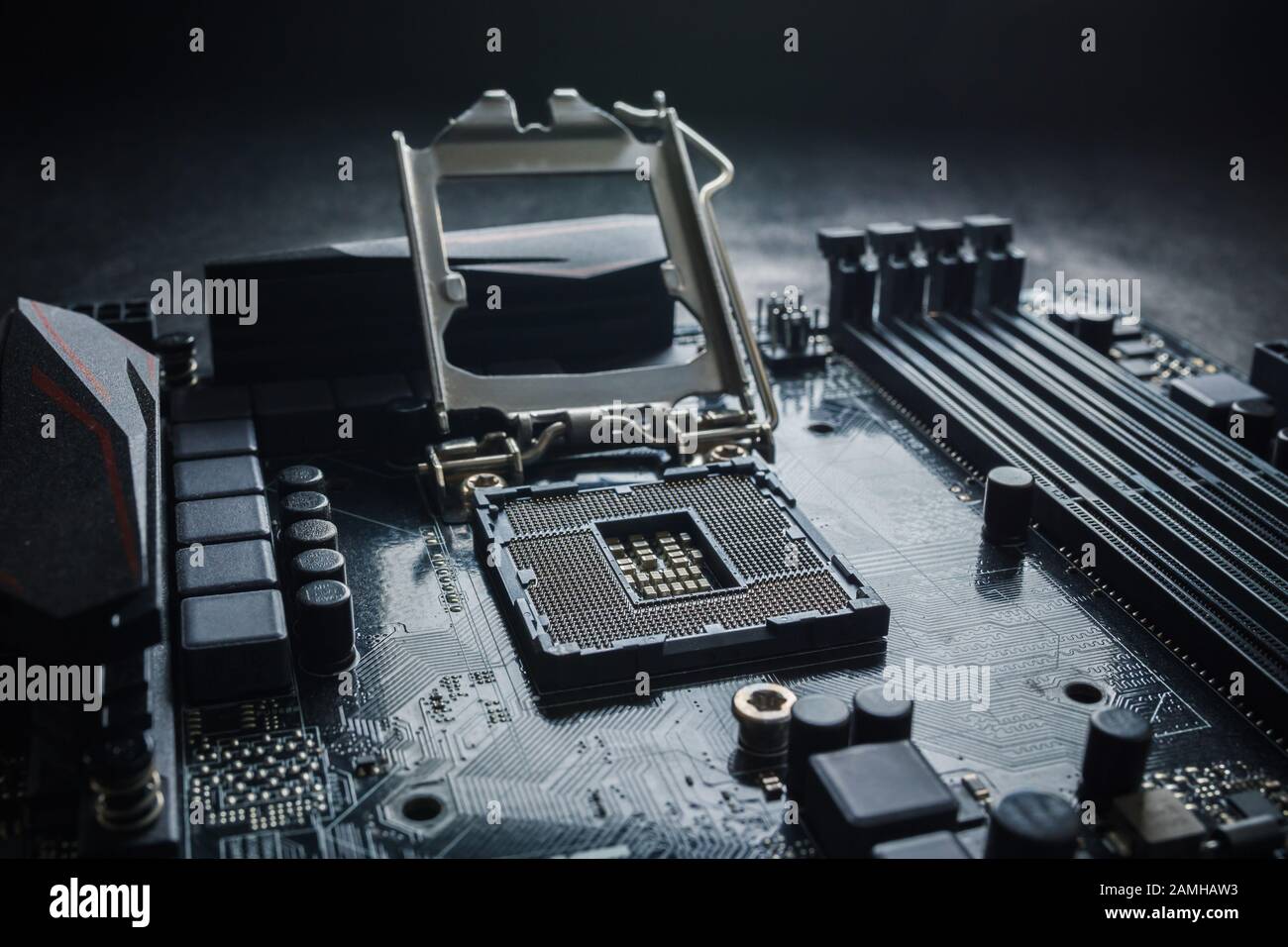 Gros plan du support de processeur sur une carte mère D'Ordinateur Moderne. Détails Des Petits Composants Électroniques. Concept de réparation ou de mise à niveau de PC. Banque D'Images