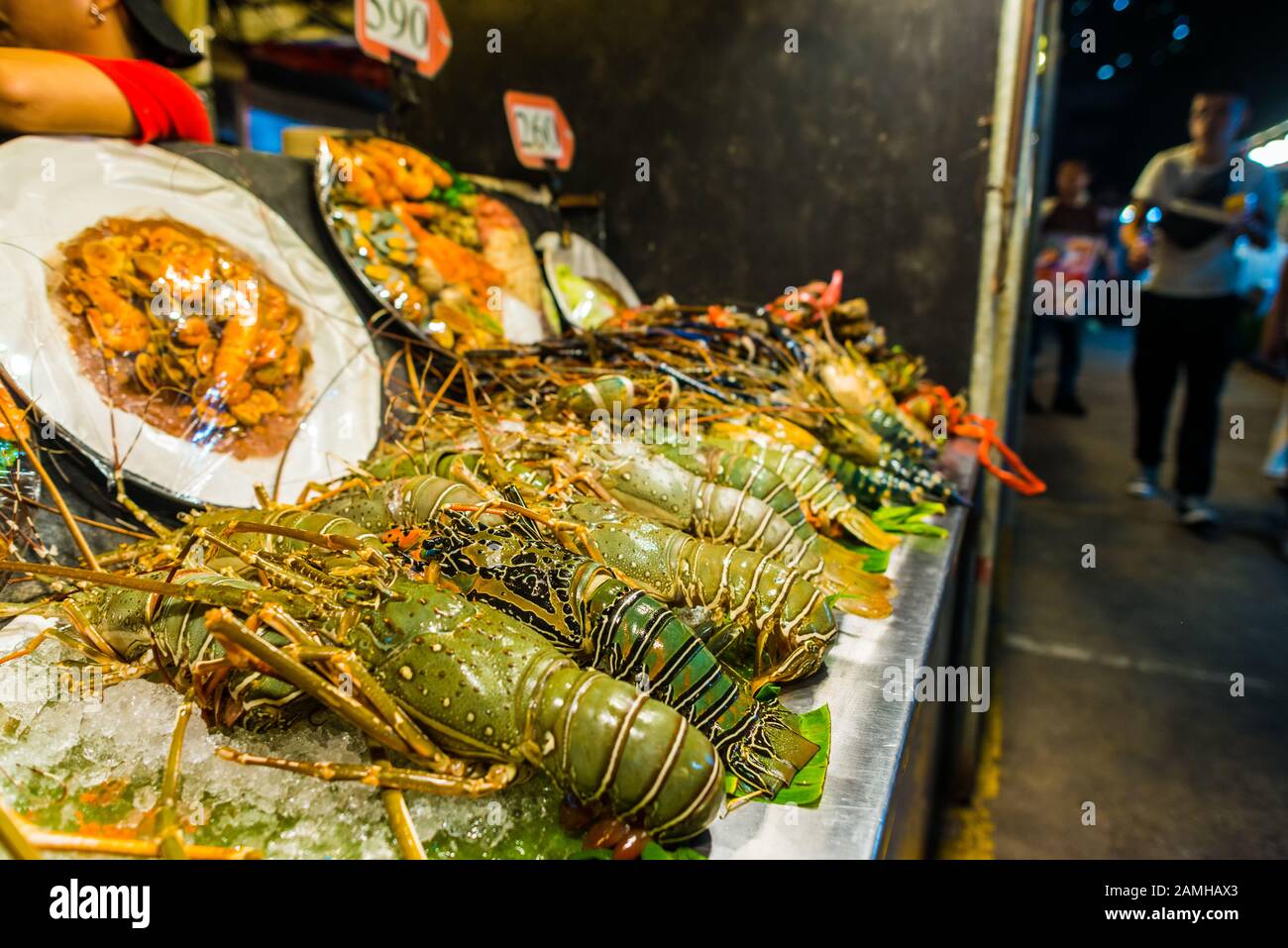 Bangkok/Thaïlande-05 décembre 2019: Scènes de Talat Rot Fai marché de la nourriture de nuit, avec de grands homards bruts sur glace prêt à la vente sur glace Banque D'Images