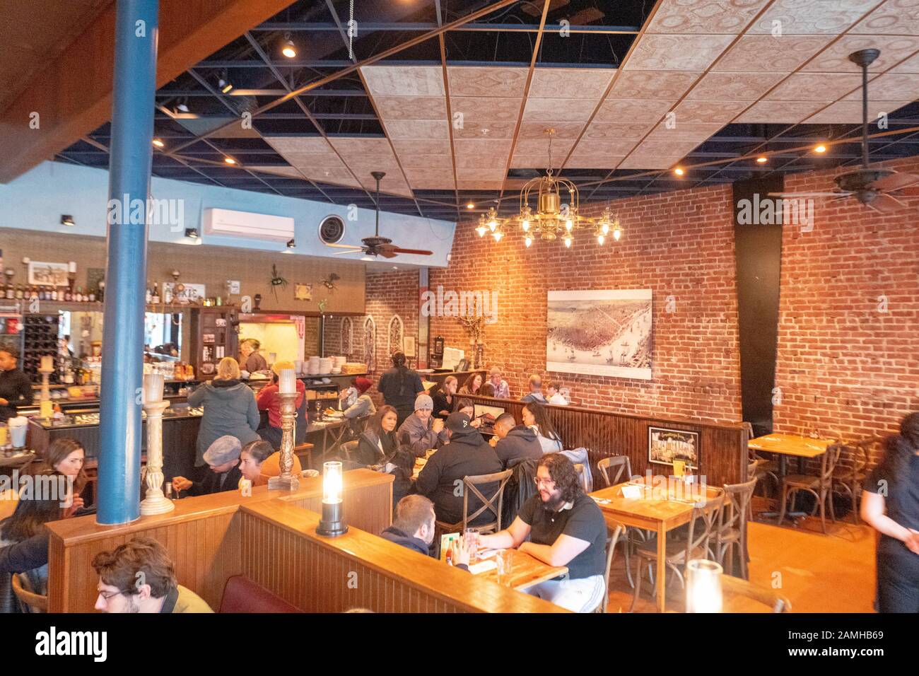 Vue intérieure de l'Angeline's Louisiana Kitchen, un restaurant cajun situé dans le quartier de North Shattuck à Berkeley, Californie, le 30 novembre 2019. Autrefois connu sous le nom de Gourmet Ghetto, le quartier de North Shattuck est connu comme le lieu de naissance du nouveau mouvement alimentaire américain. () Banque D'Images