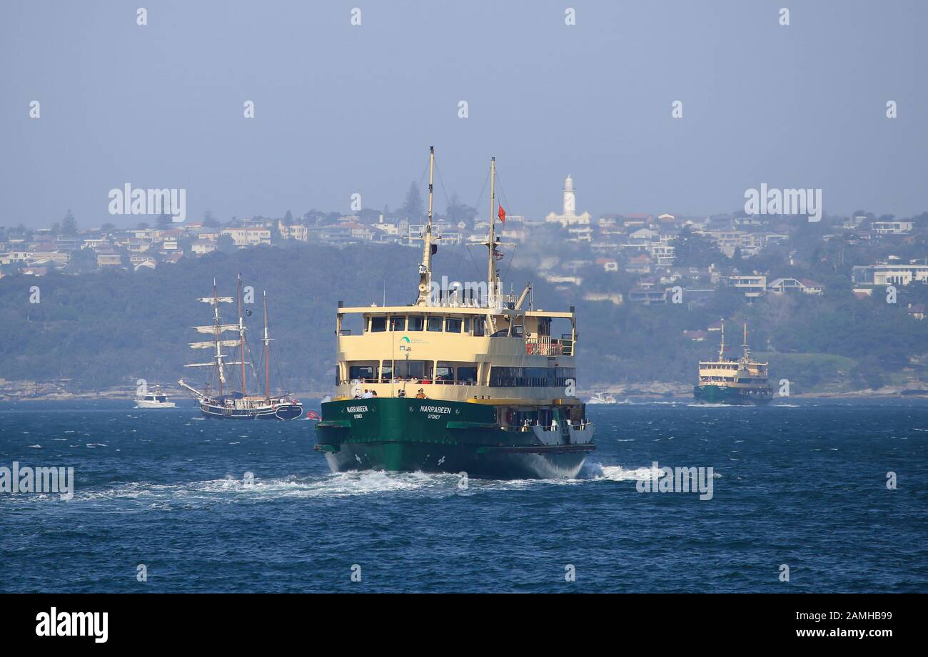 Ferry pour passagers Narrabeen naviguant dans le port de Sydney, Nouvelle-Galles du Sud, Australie. Banque D'Images