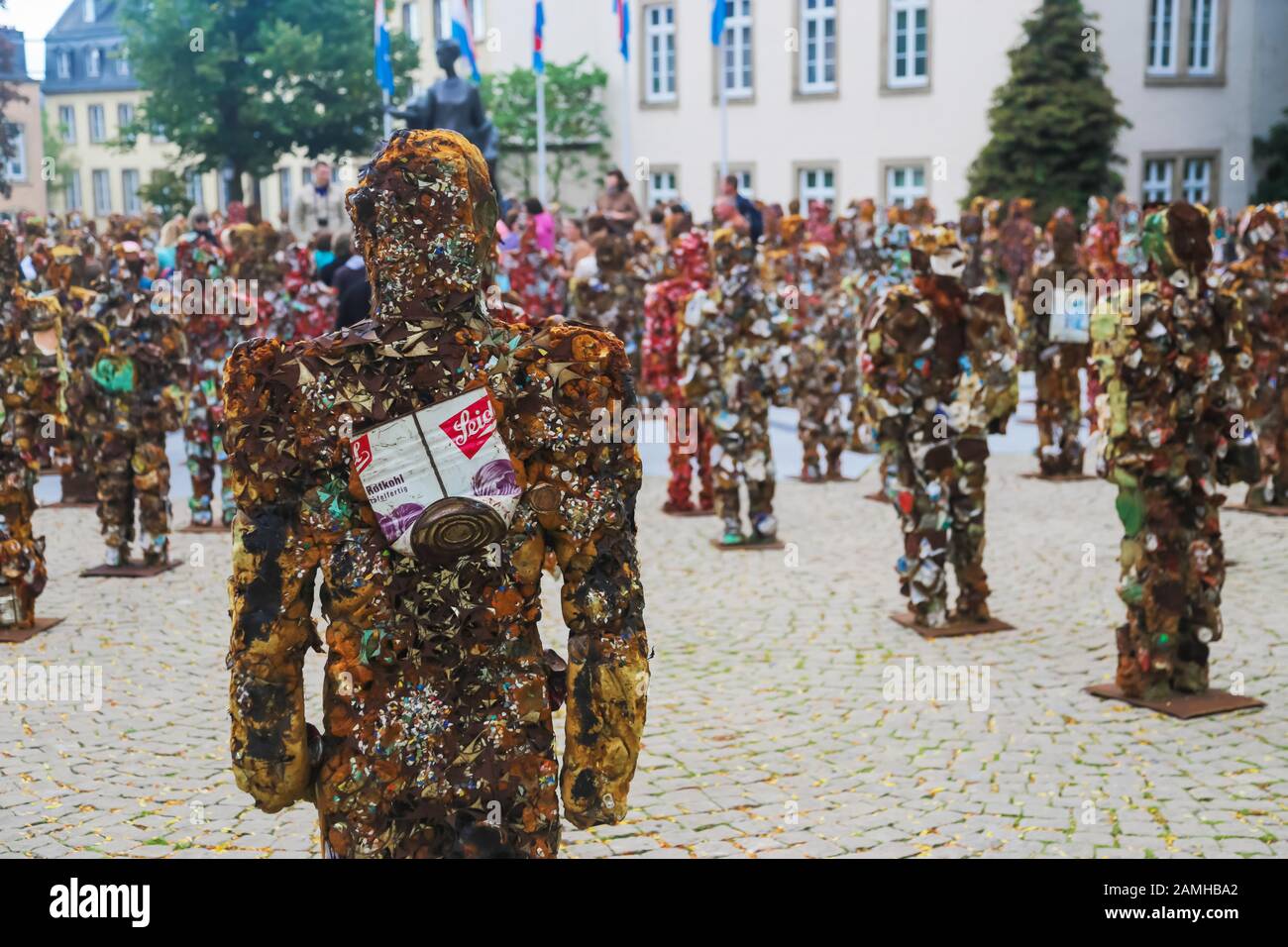 Luxembourg, Luxembourg - 12 septembre 2014 : Les gens de l'Armée de corbeille  Corbeille déchets dangereux de l'artiste allemand Schult Photo Stock - Alamy