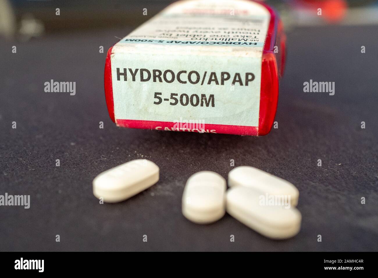 Image illustrative, gros plan du flacon de la combinaison de narcotiques opioïdes médicament hydrocodone 5-acétaminophène 500, commercialisé sous les noms commerciaux Vicodin ou Lortab, San Ramon, Californie, avec des pilules visibles, 10