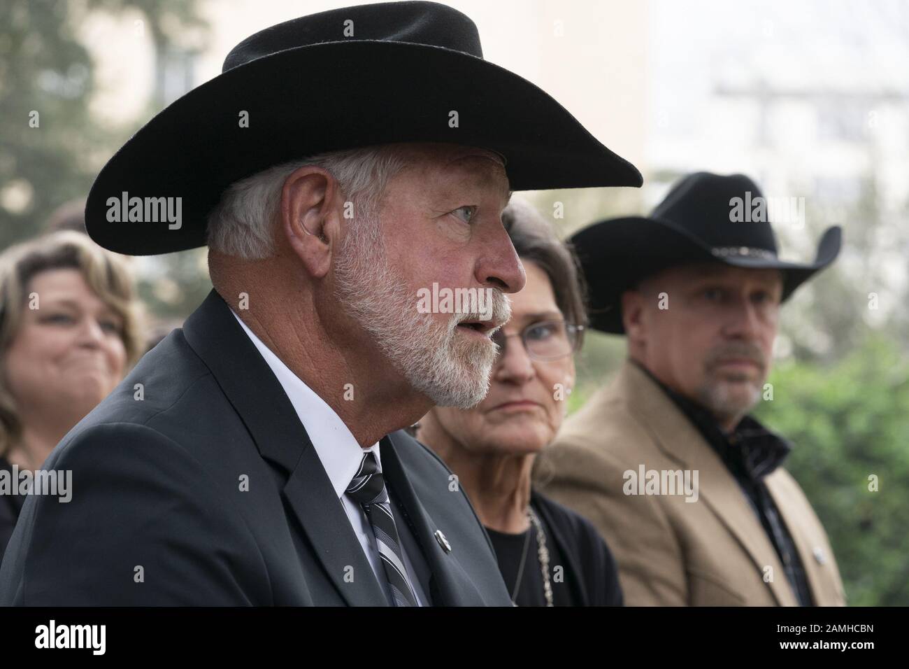 Austin, Texas, États-Unis. 13 janvier 2020. Austin, TX États-Unis 13 janvier 2020 : LE héros de tir de l'Église JACK WILSON de White Settlement (l) attend d'accepter la Médaille Du Courage du gouverneur au Texas Governor's Mansion. Wilson a tiré un tour et tué un tireur suspecté d'église le 29 décembre 2019. Crédit: Bob Daemmrich/Zuma Wire/Alay Live News Banque D'Images