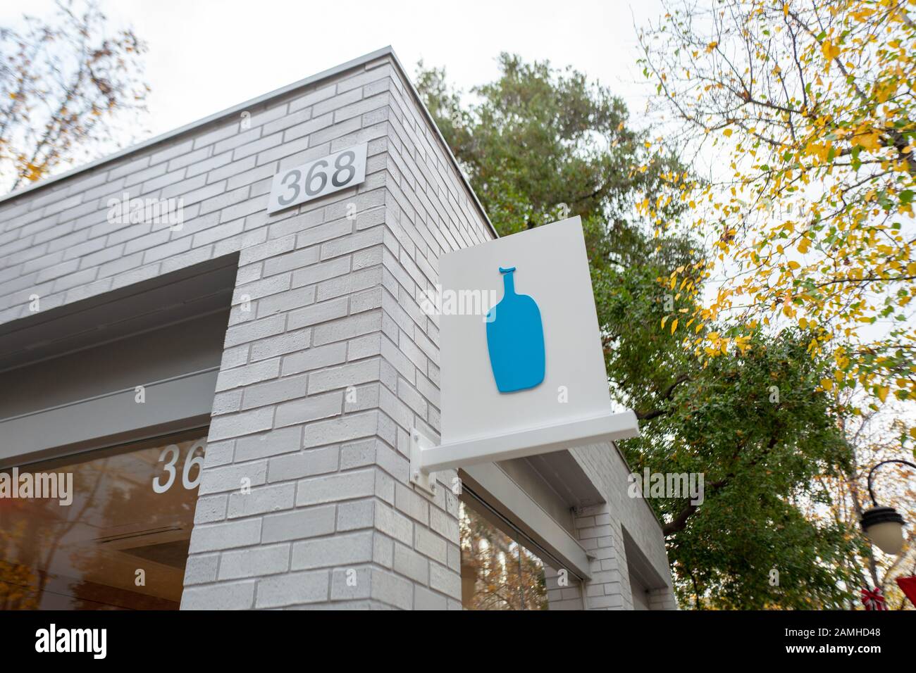 Signer avec logo en bleu à l'ouverture du café café à la bouteille de Santana Row shopping mall dans la Silicon Valley, San Jose, Californie, le 12 décembre 2019. () Banque D'Images