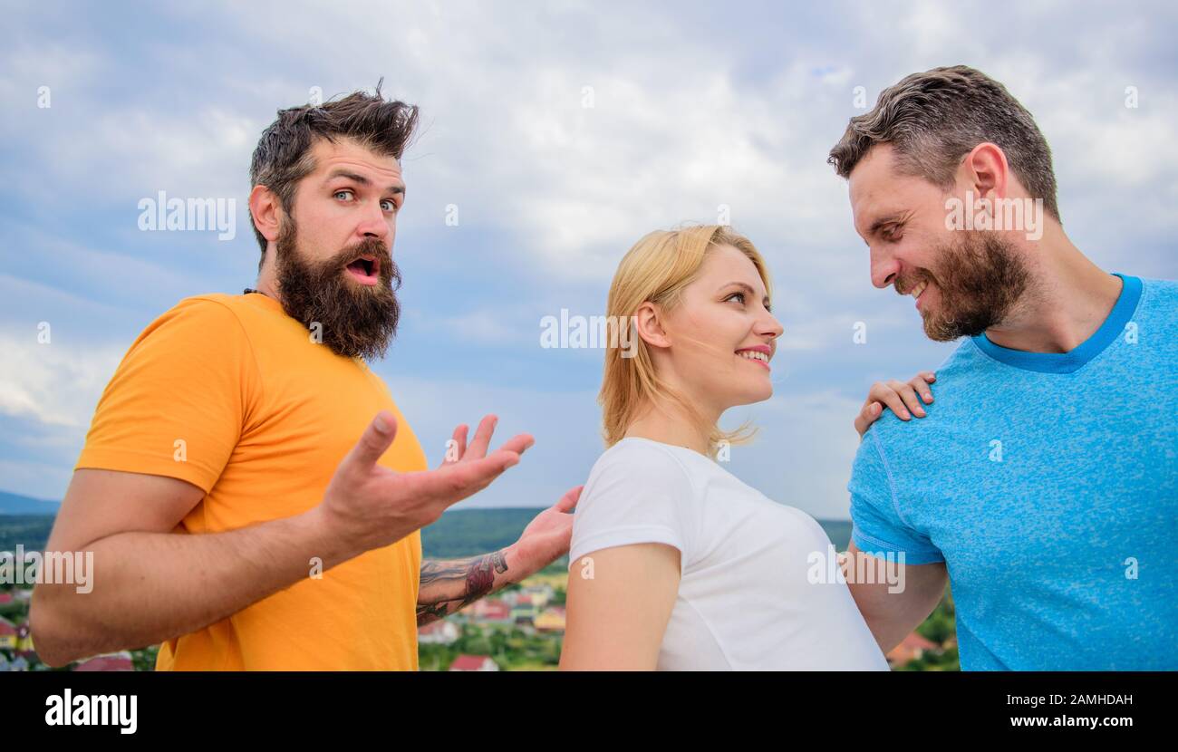 Jeune Fille Se Tenir Entre Deux Hommes Couple Et Rejete Partenaire Femme Choisi Petit Ami L Amour Comme Concept De La Concurrence Elle A Fait Son Choix Commencer Les Relations Romantiques Des Facons