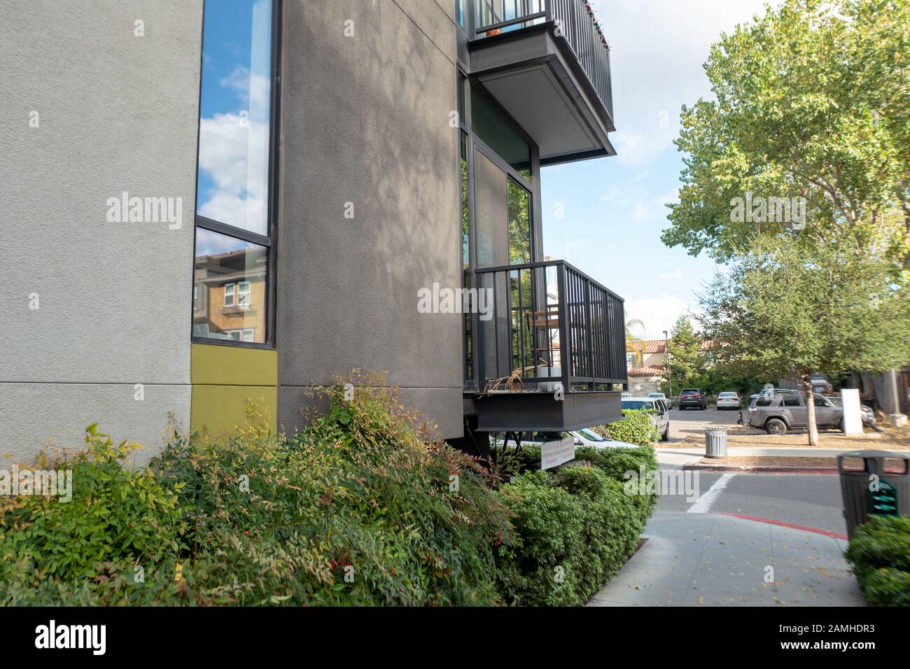 Les balcons et les fenêtres sont visibles sur un immeuble d'appartements de style élevé dans la Silicon Valley, San Jose, Californie, le 14 décembre 2019. () Banque D'Images