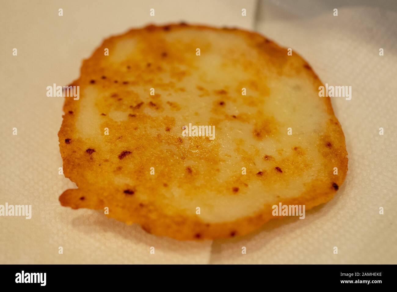 Gros plan sur le latke de pommes de terre lors de la célébration traditionnelle des vacances juives de Chanukah (Hanoukkah), San Ramon, Californie, 15 décembre 2019. Les aliments frits sont souvent consommés en vacances pour commémorer le miracle de Chanukah, dans lequel l'huile a brûlé pendant 8 jours complets. () Banque D'Images