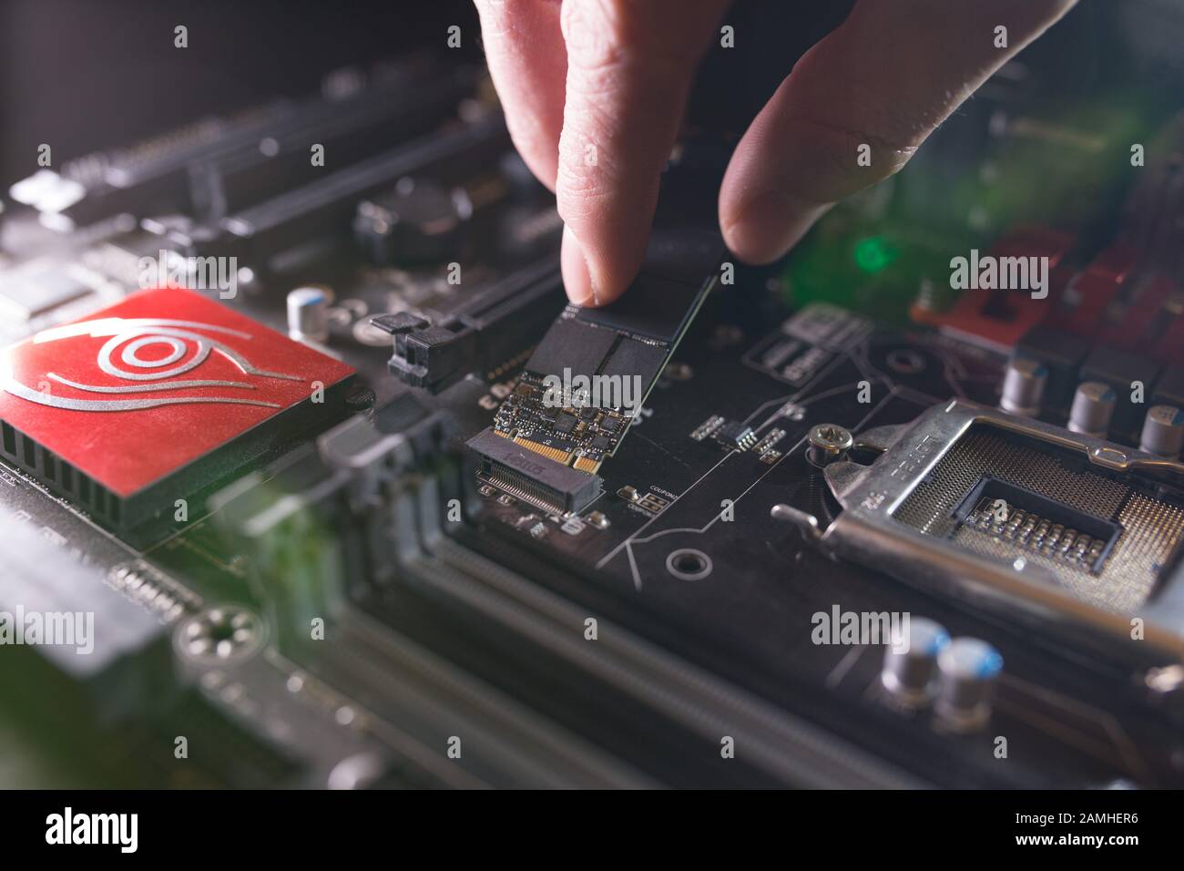 Concentrez-vous sur l'emplacement SSD, tapez M.2 avec prise en charge de NVME, sur la carte mère de l'ordinateur. Le technicien installe un nouveau disque rapide haute capacité avec puces flash Banque D'Images