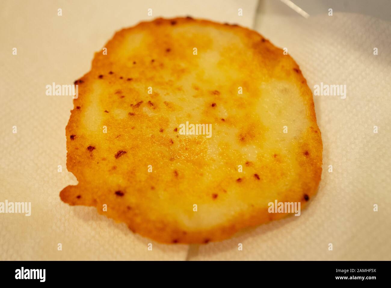 Gros plan sur le latke de pommes de terre lors de la célébration traditionnelle des vacances juives de Chanukah (Hanoukkah), San Ramon, Californie, 15 décembre 2019. Les aliments frits sont souvent consommés en vacances pour commémorer le miracle de Chanukah, dans lequel l'huile a brûlé pendant 8 jours complets. () Banque D'Images