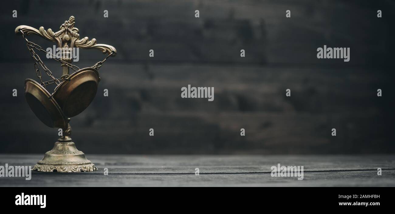 Échelles de justice sur fond noir, concepts de difficulté juridique. Banque D'Images