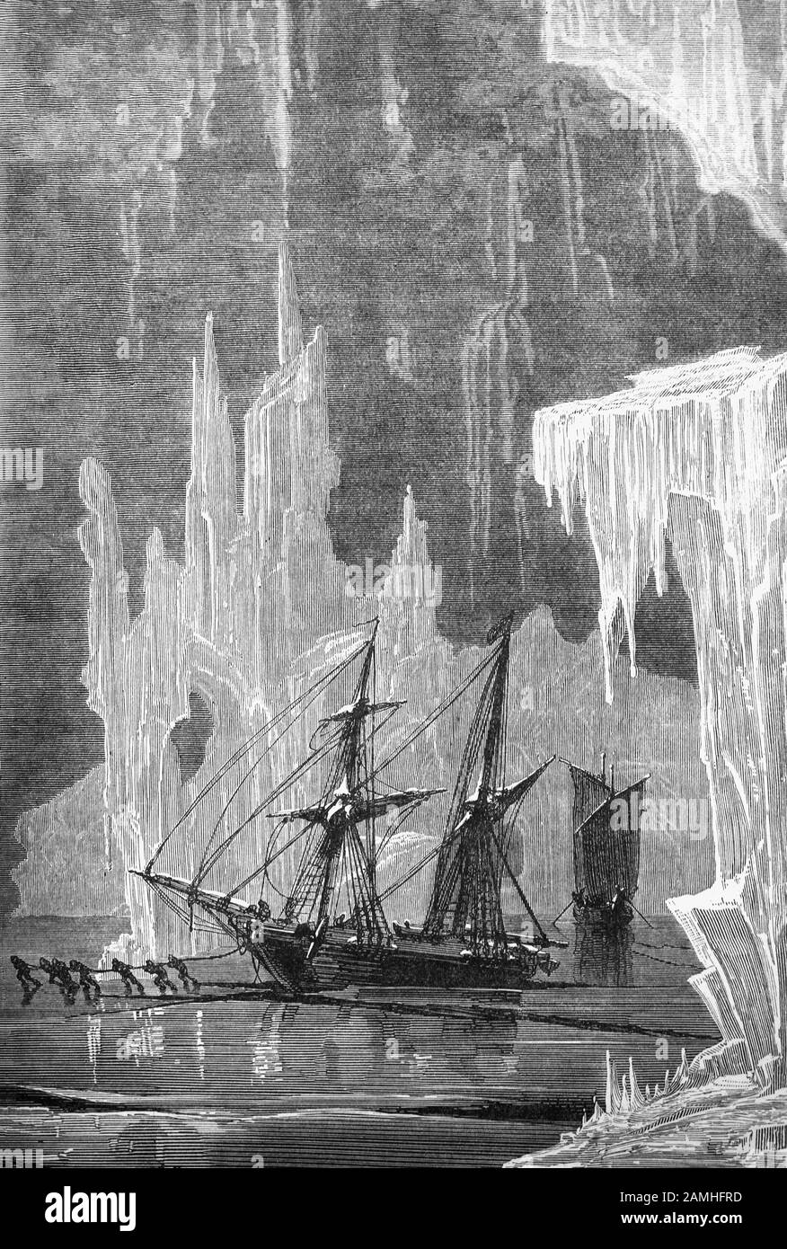 L'équipage transporte un voilier sur la glace - et à travers une chaîne de icebergs alors qu'ils cherchent le passage nord-ouest à travers l'Arctique. Banque D'Images
