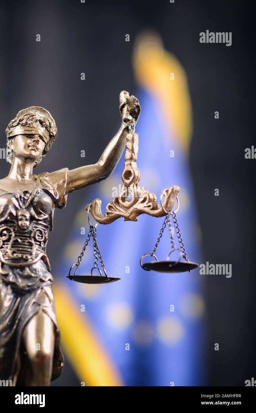 La loi et la justice, la légalité concept, balance de la Justice, Justitia, Dame Justice en face de l'Union européenne drapeau dans l'arrière-plan. Banque D'Images
